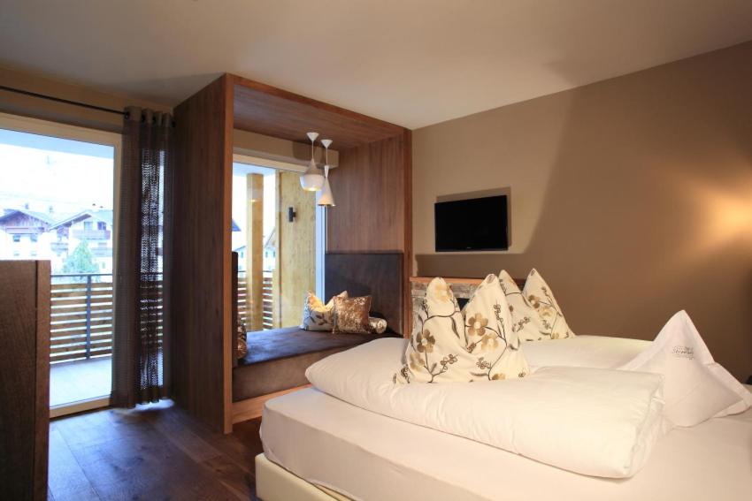 One-Bedroom Suite - Photo 3