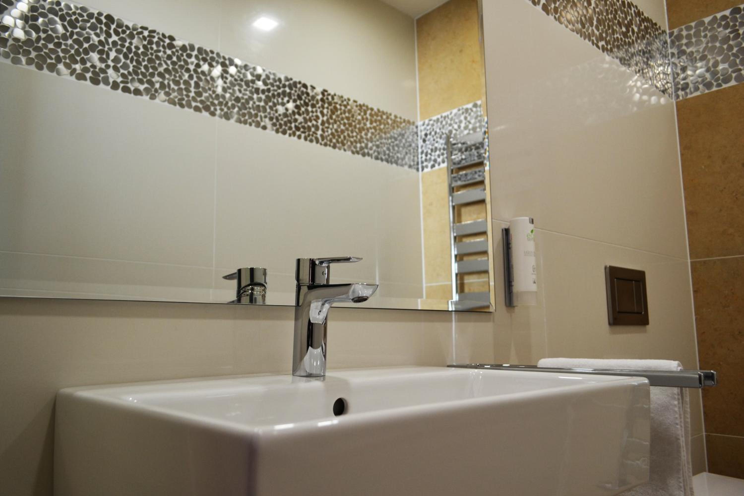 Double or Twin Room with City View - Photo 4