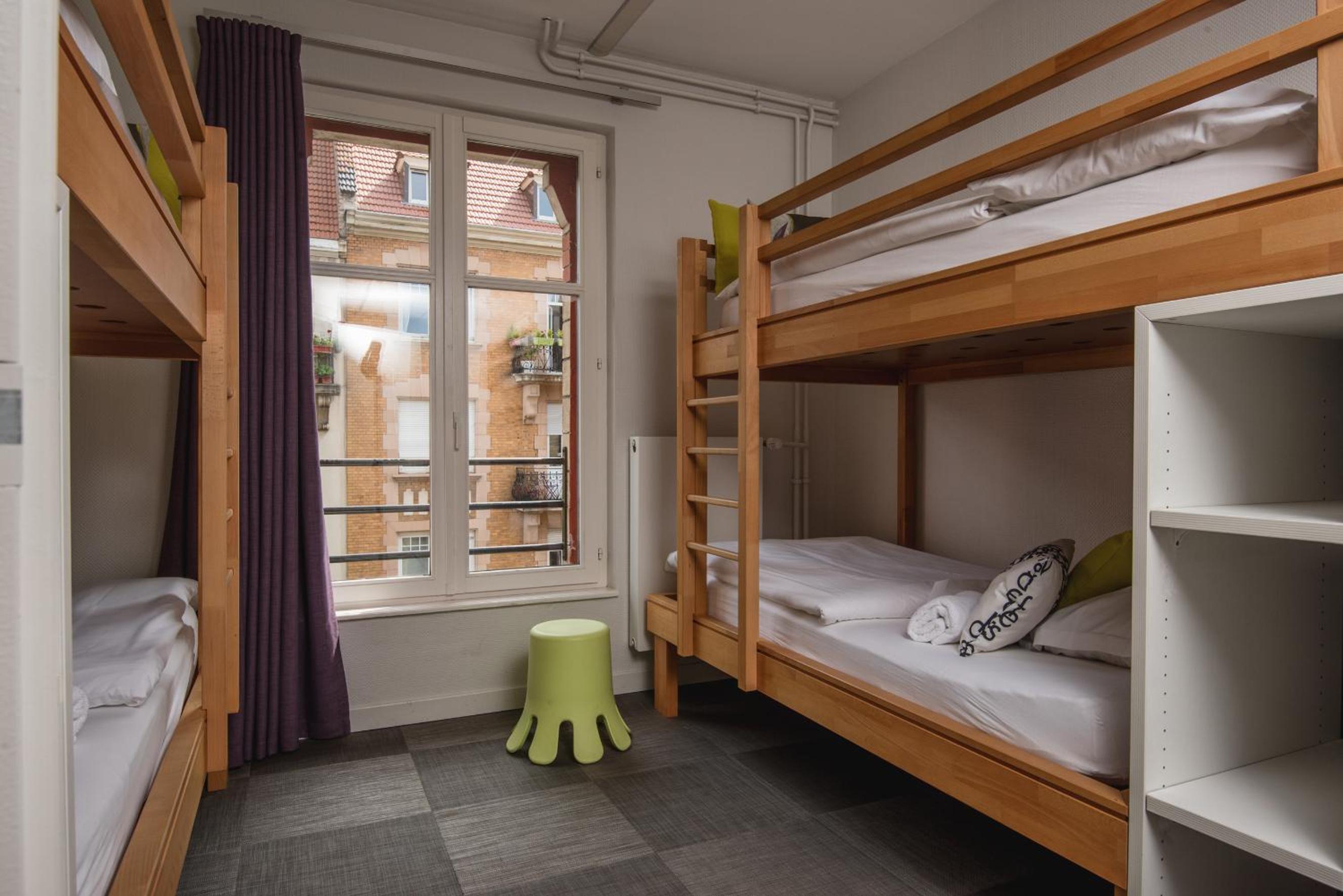 Quadruple Room with Private Bathroom - Photo 7