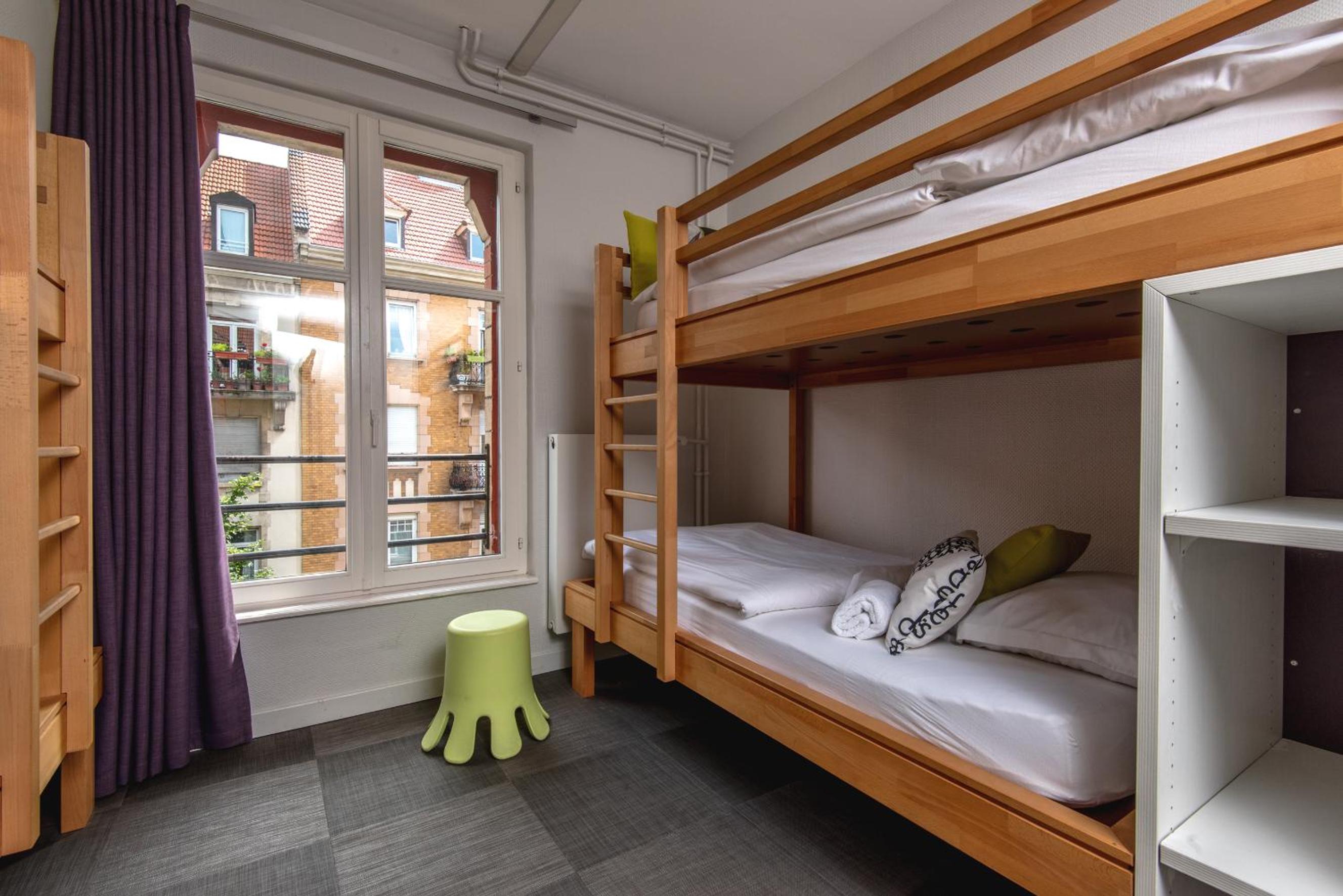 Quadruple Room with Private Bathroom - Photo 8