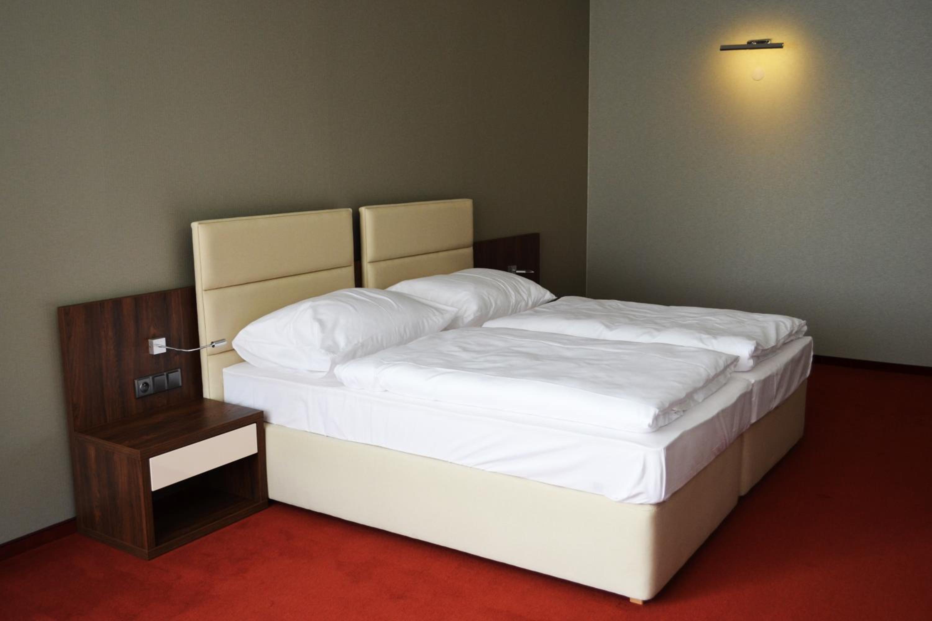 Double or Twin Room with City View - Photo 1