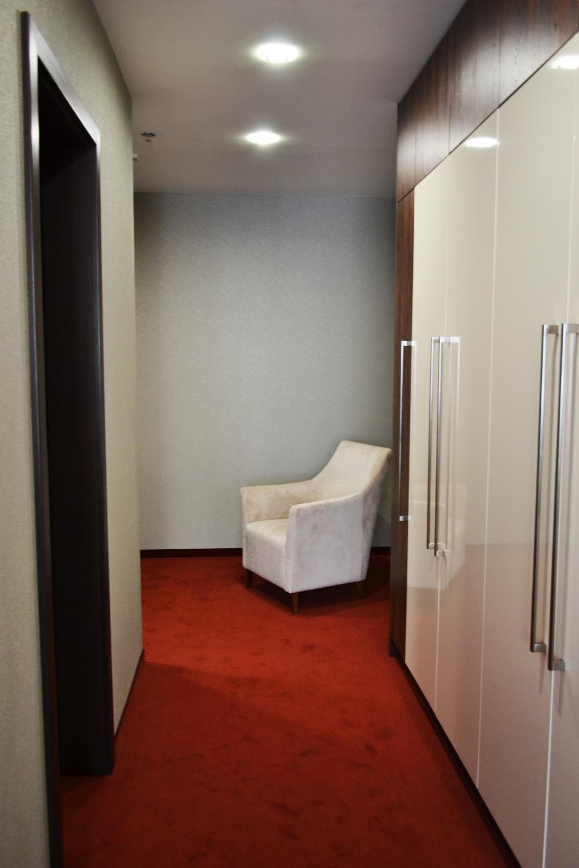 Double or Twin Room with City View - Photo 3