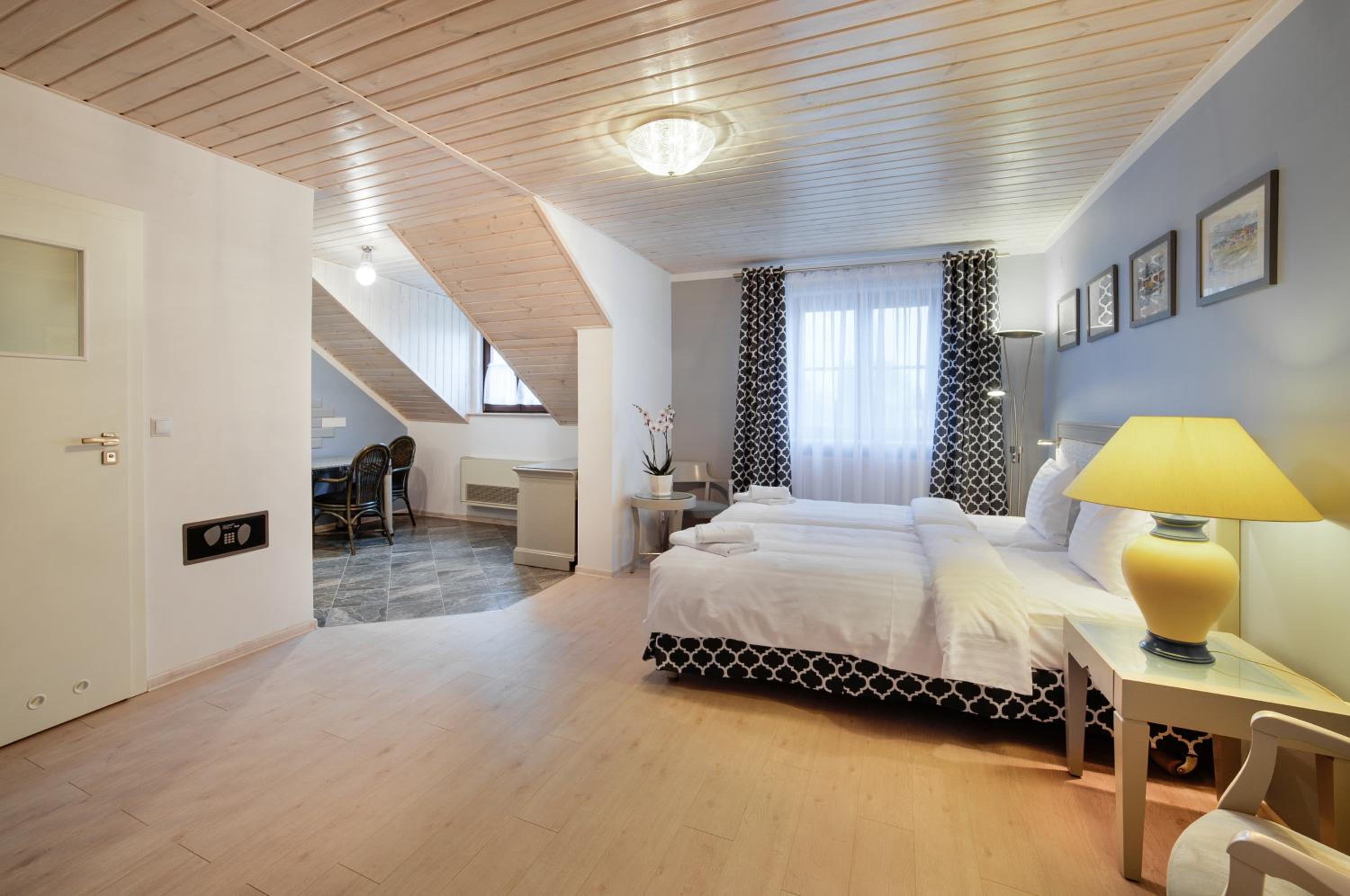 Deluxe Apartment
