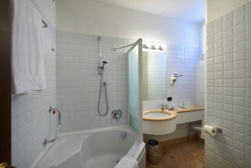 Deluxe Double or Twin Room with Lake View photo 3