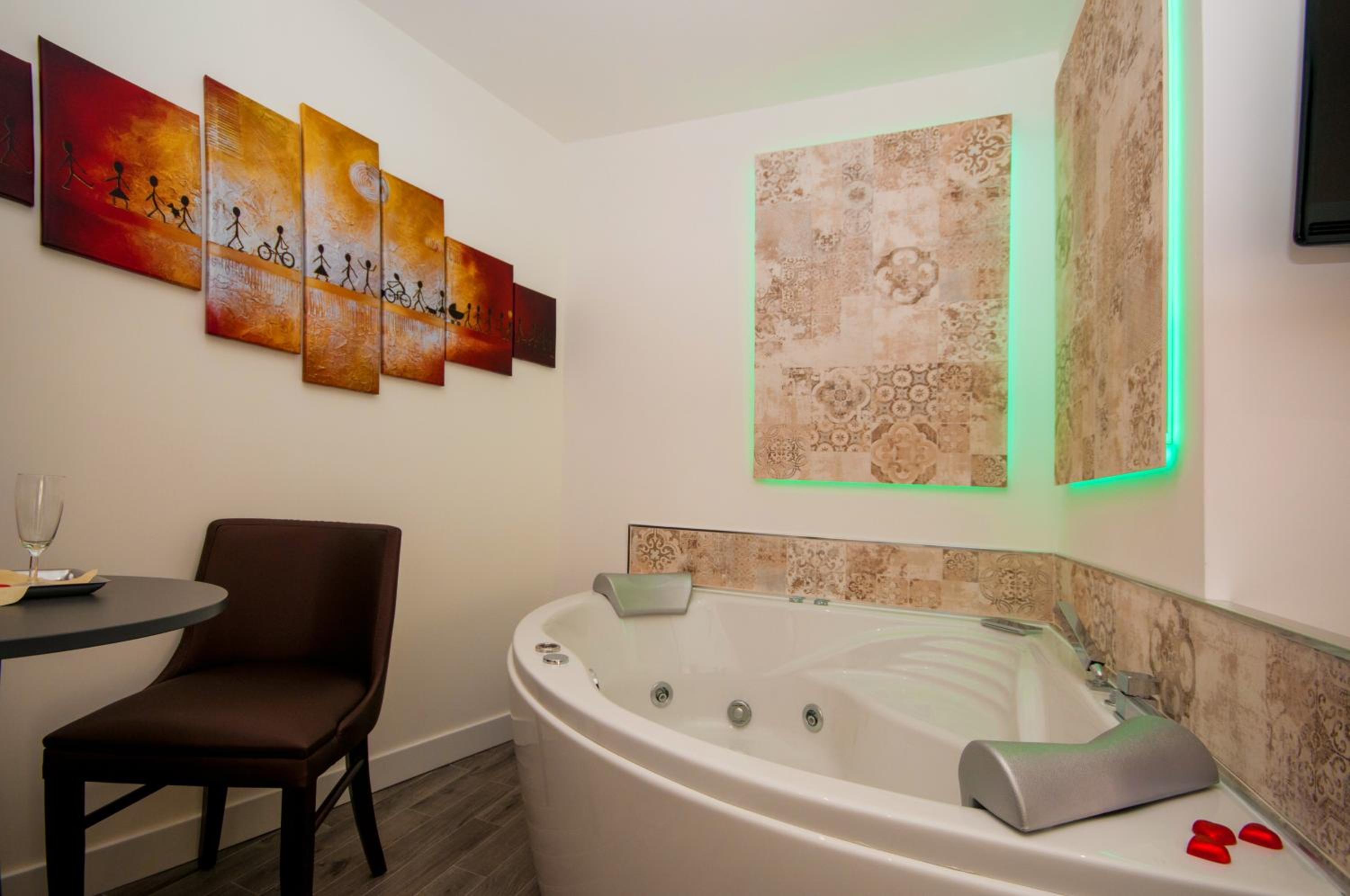 Deluxe Double or Twin Room with Spa Bath photo 3