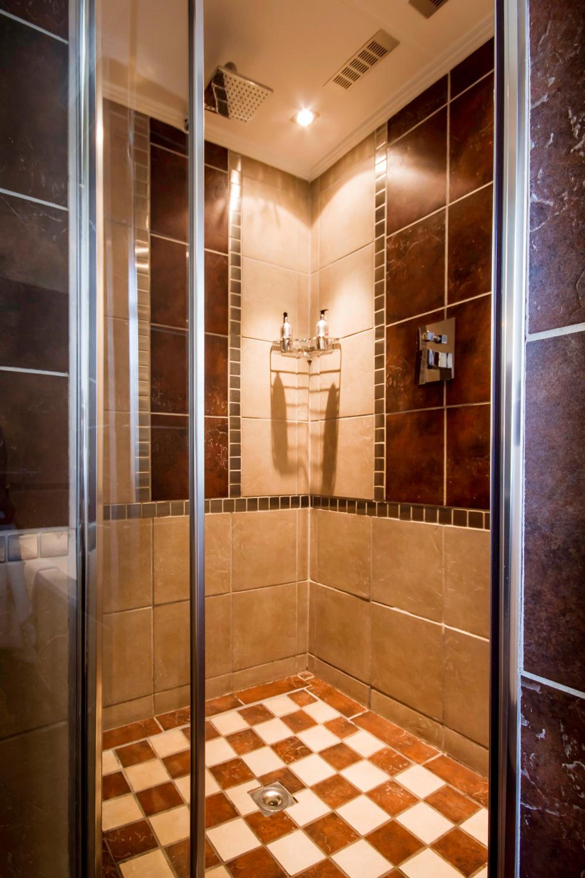 Deluxe King Suite - Photo 2