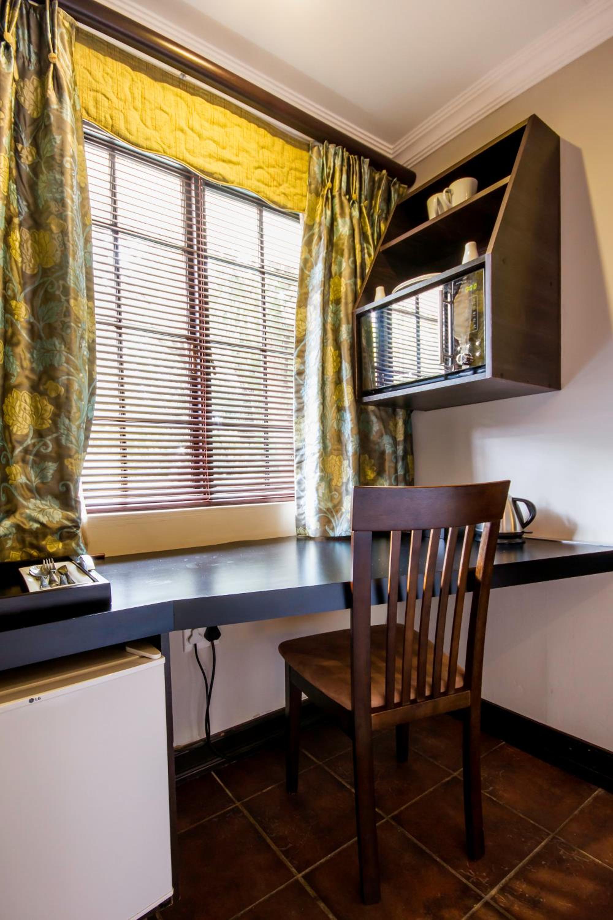 Deluxe King Suite - Photo 13