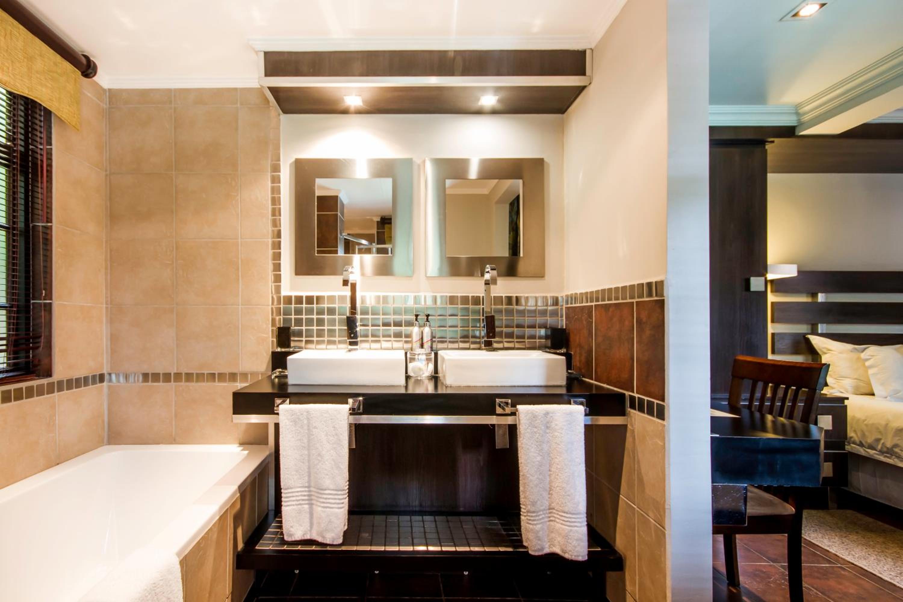 Deluxe King Suite - Photo 10