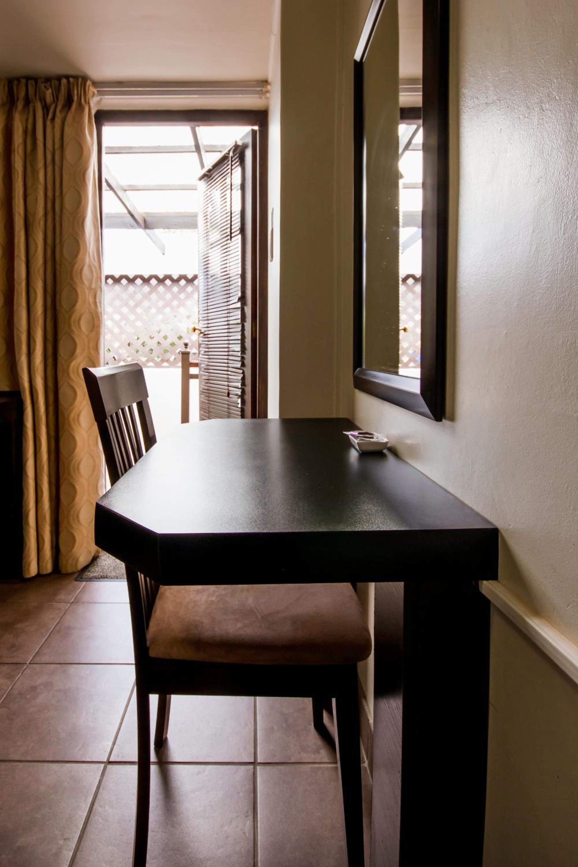 Deluxe King Suite - Photo 5