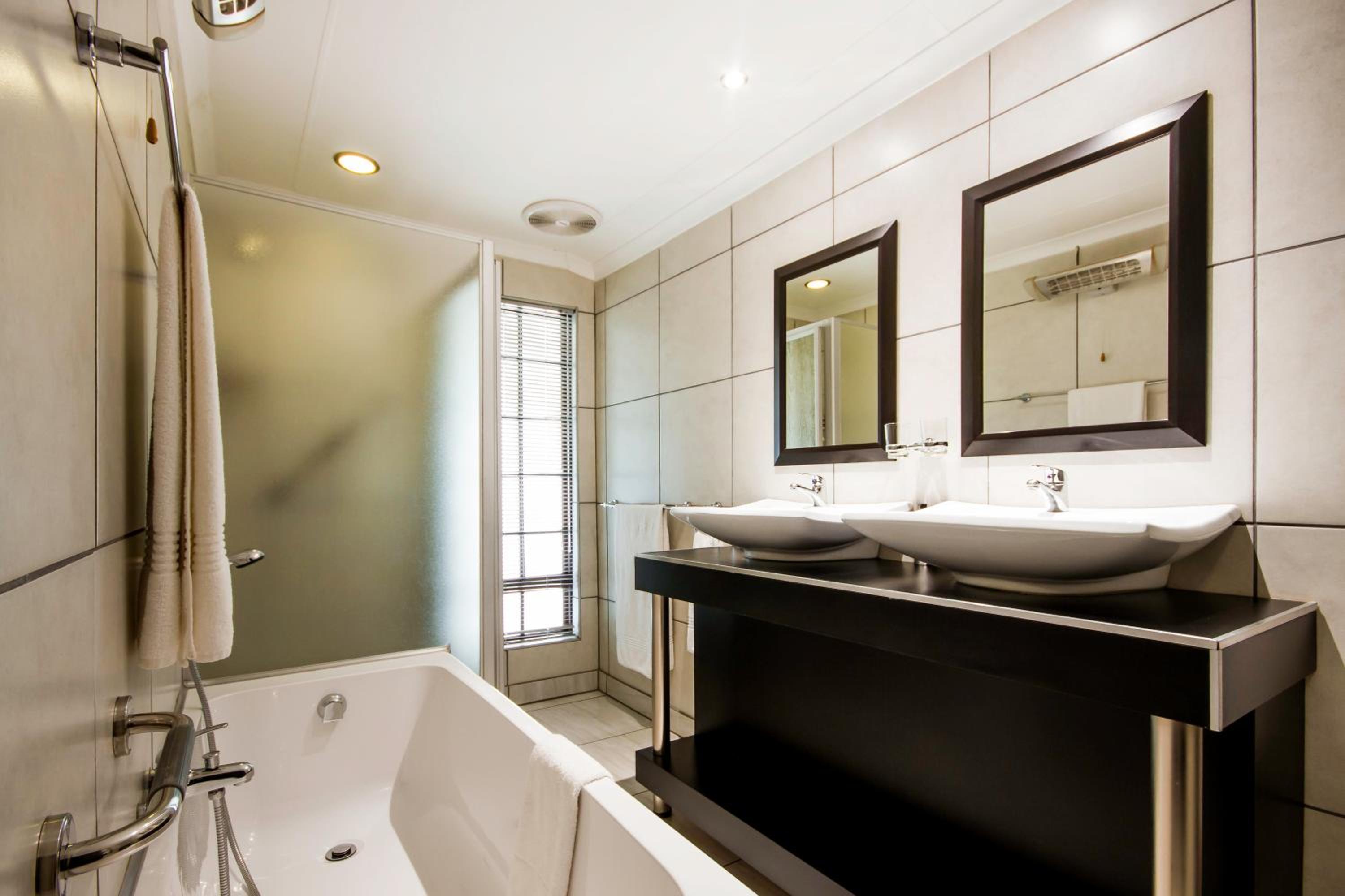 Deluxe King Suite - Photo 9