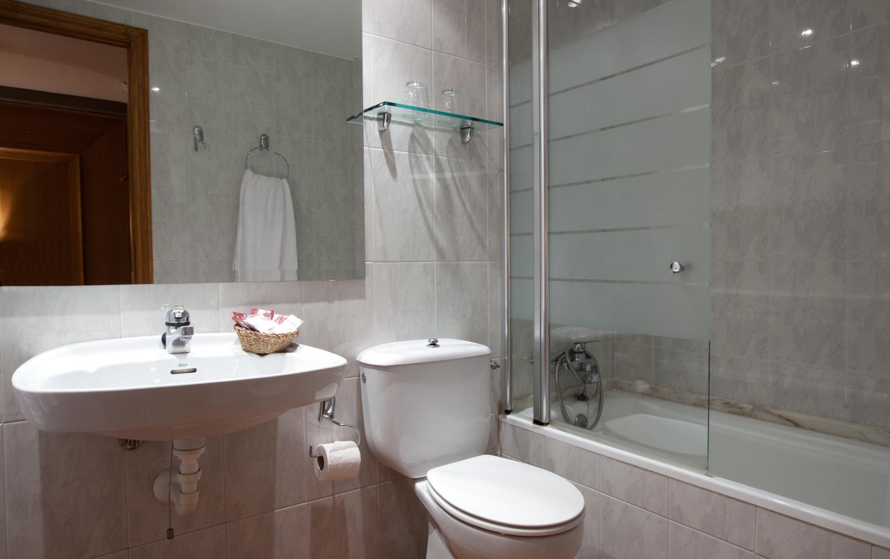 Double Room - Photo 15