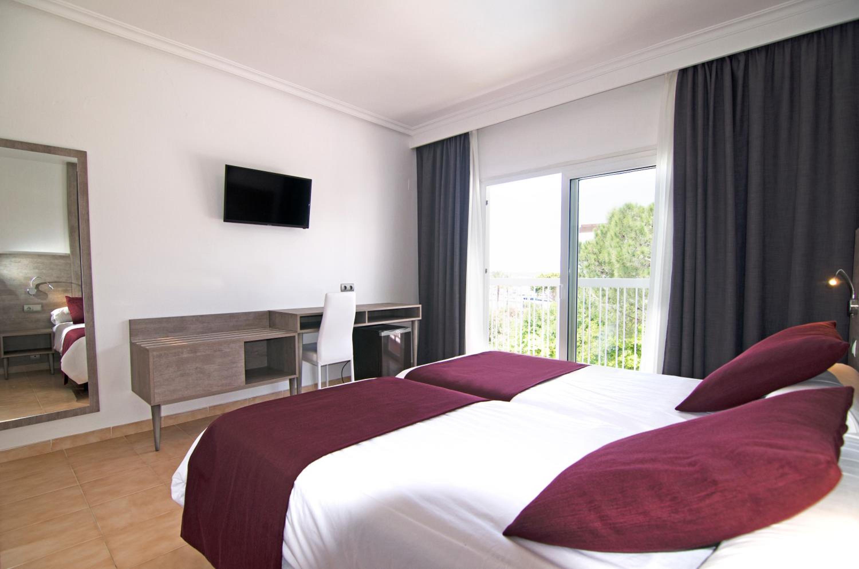 Twin Room with Balcony - Photo 5