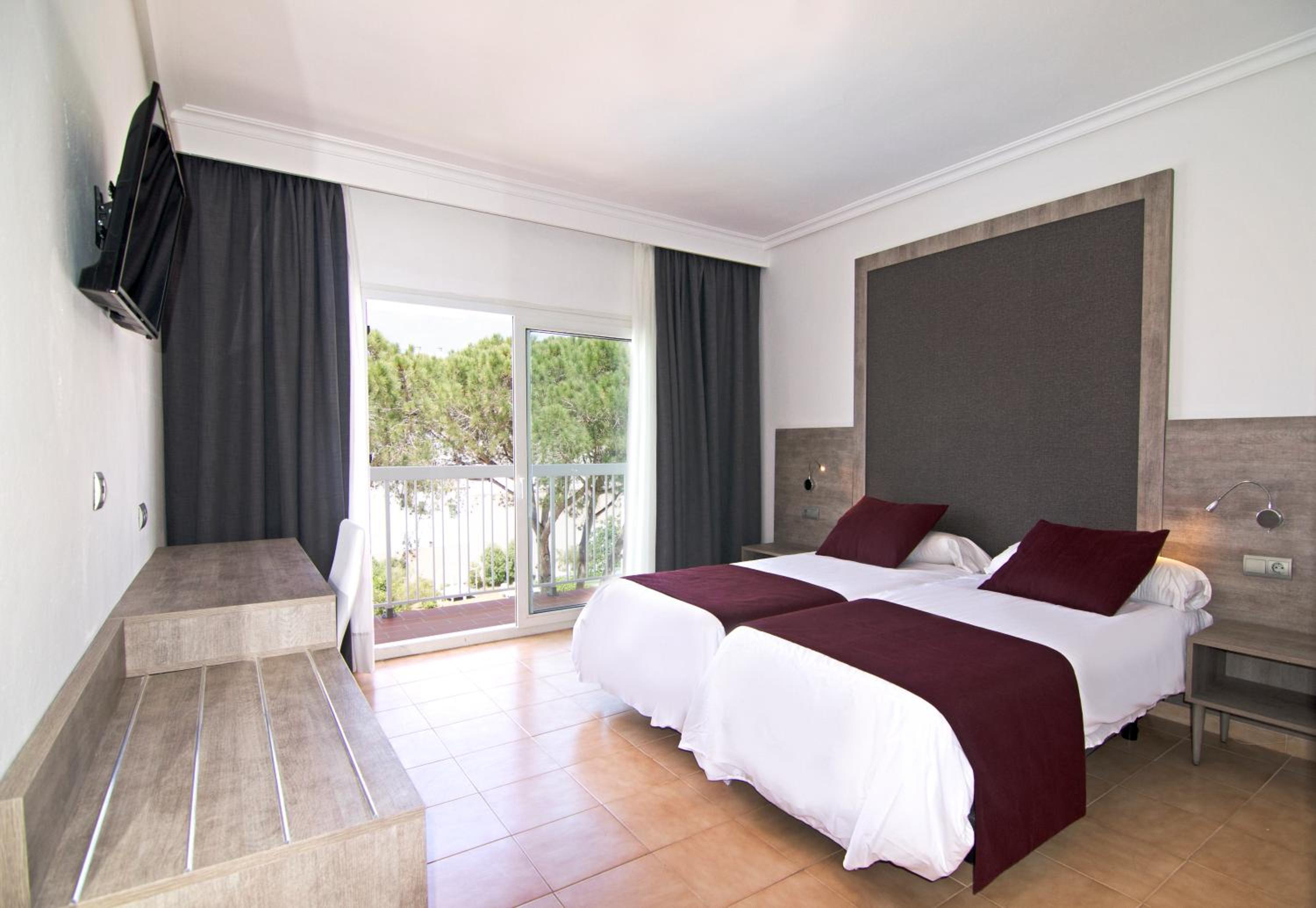 Twin Room with Balcony - Photo 3