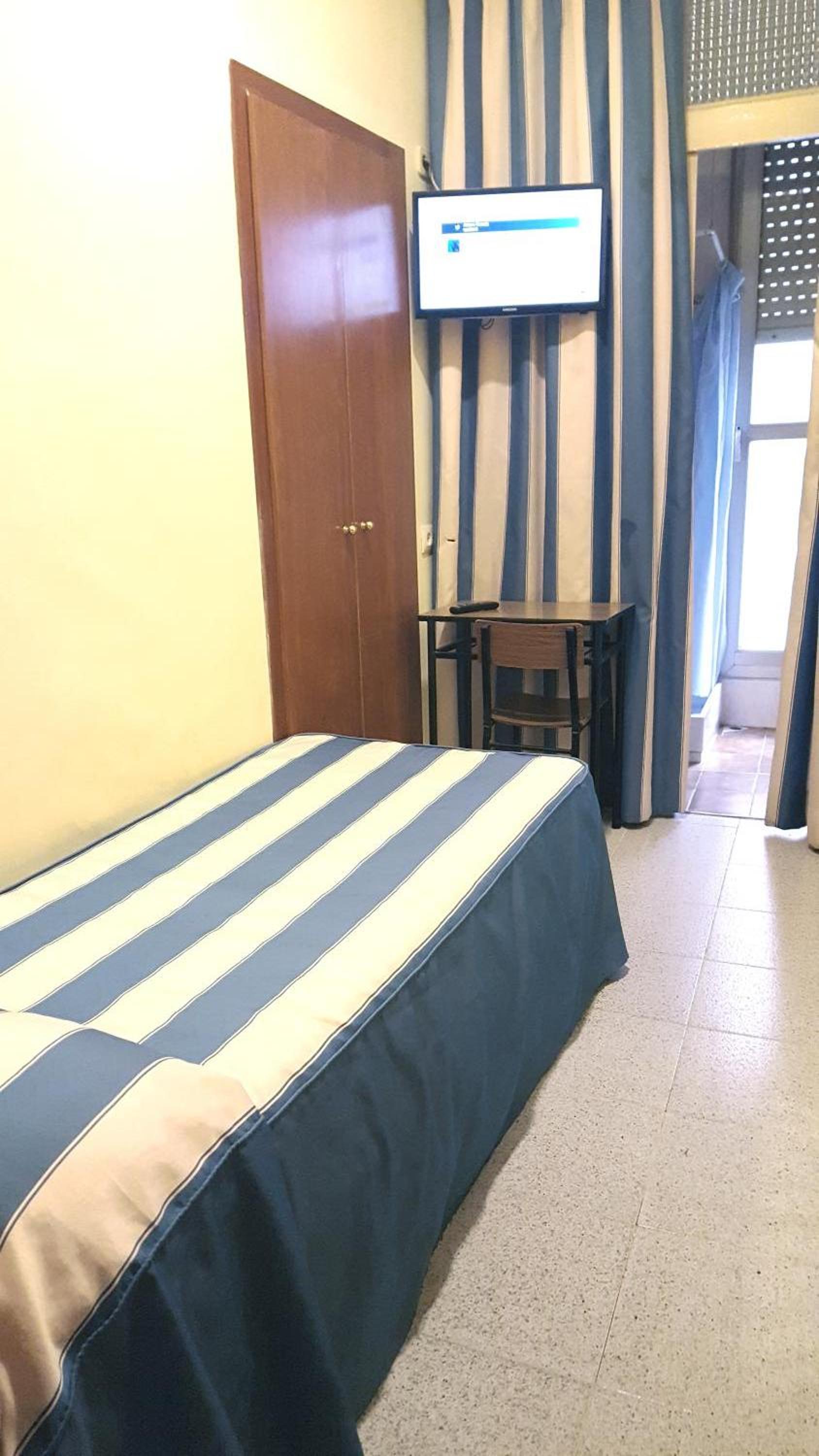 Habitación Individual con Baño y Aseo Compartidos