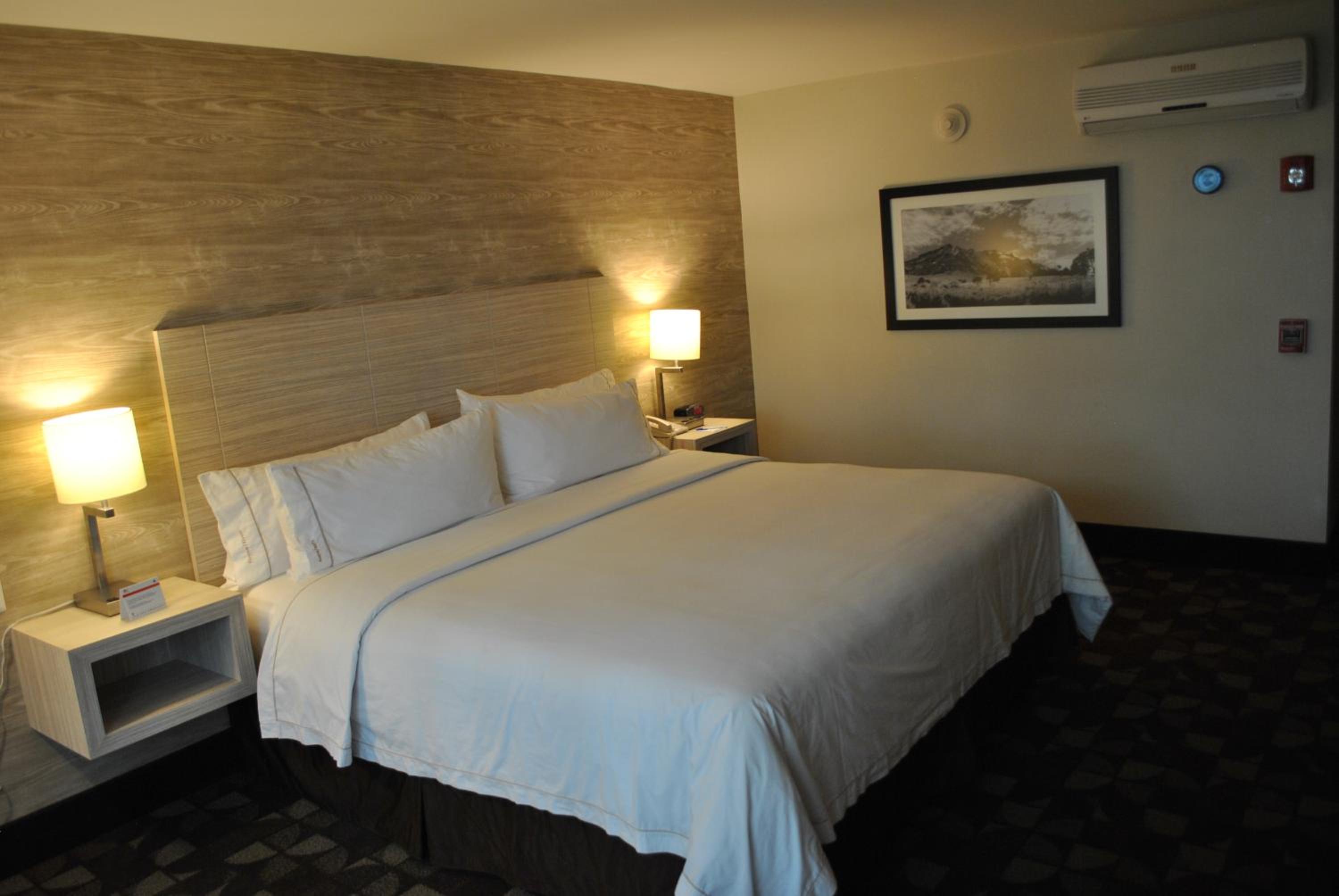 Standard King Room - Accessible - Photo 1