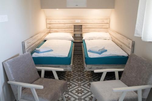 Quadruple Room with Balcony - Photo 5