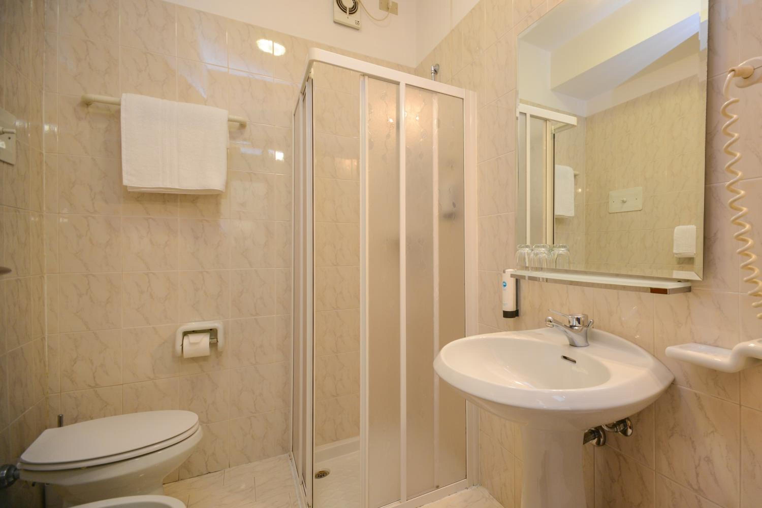 Triple Room - Photo 8