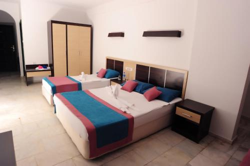 Family Room (3 Adults)