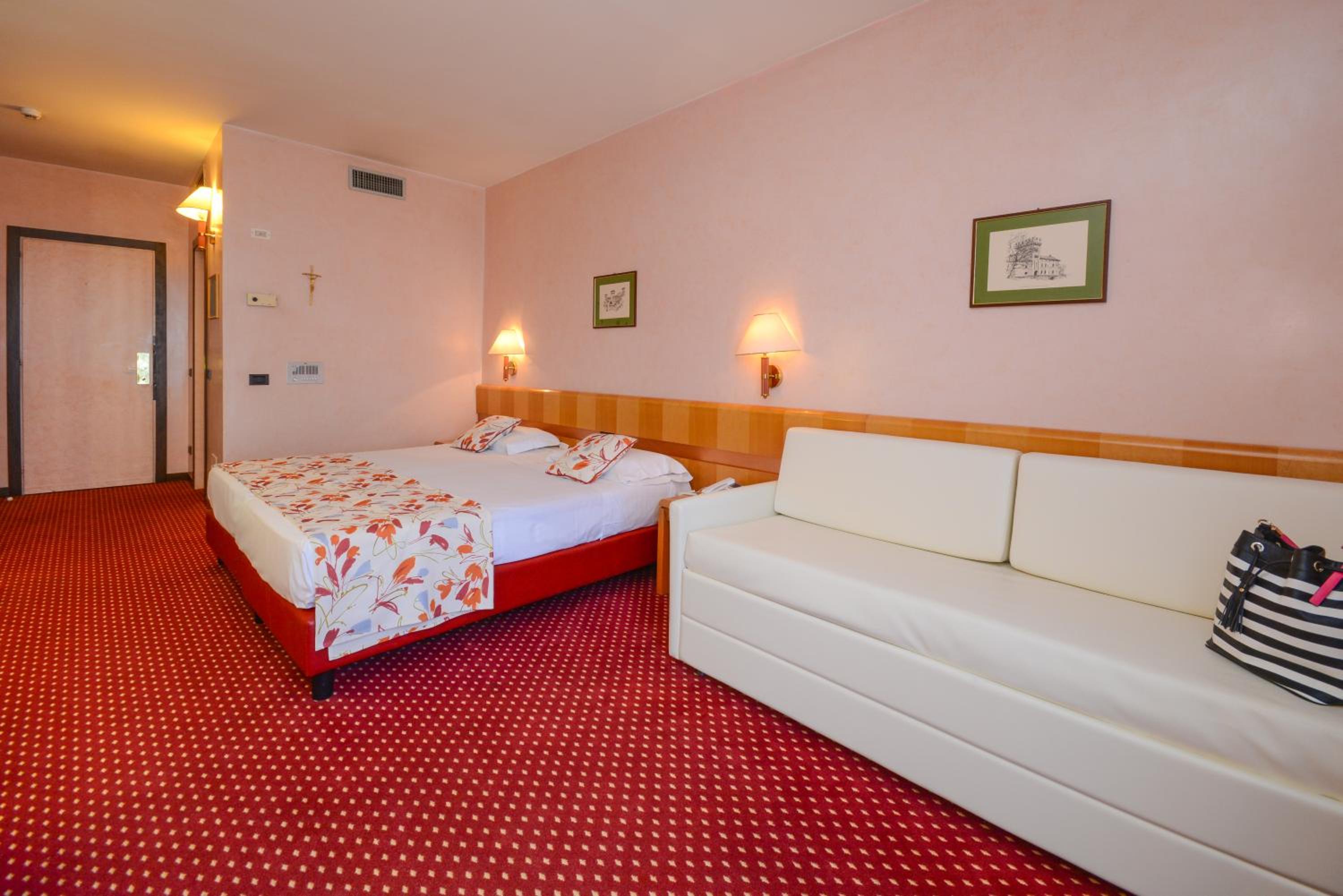 Triple Room with Lake View - Photo 4