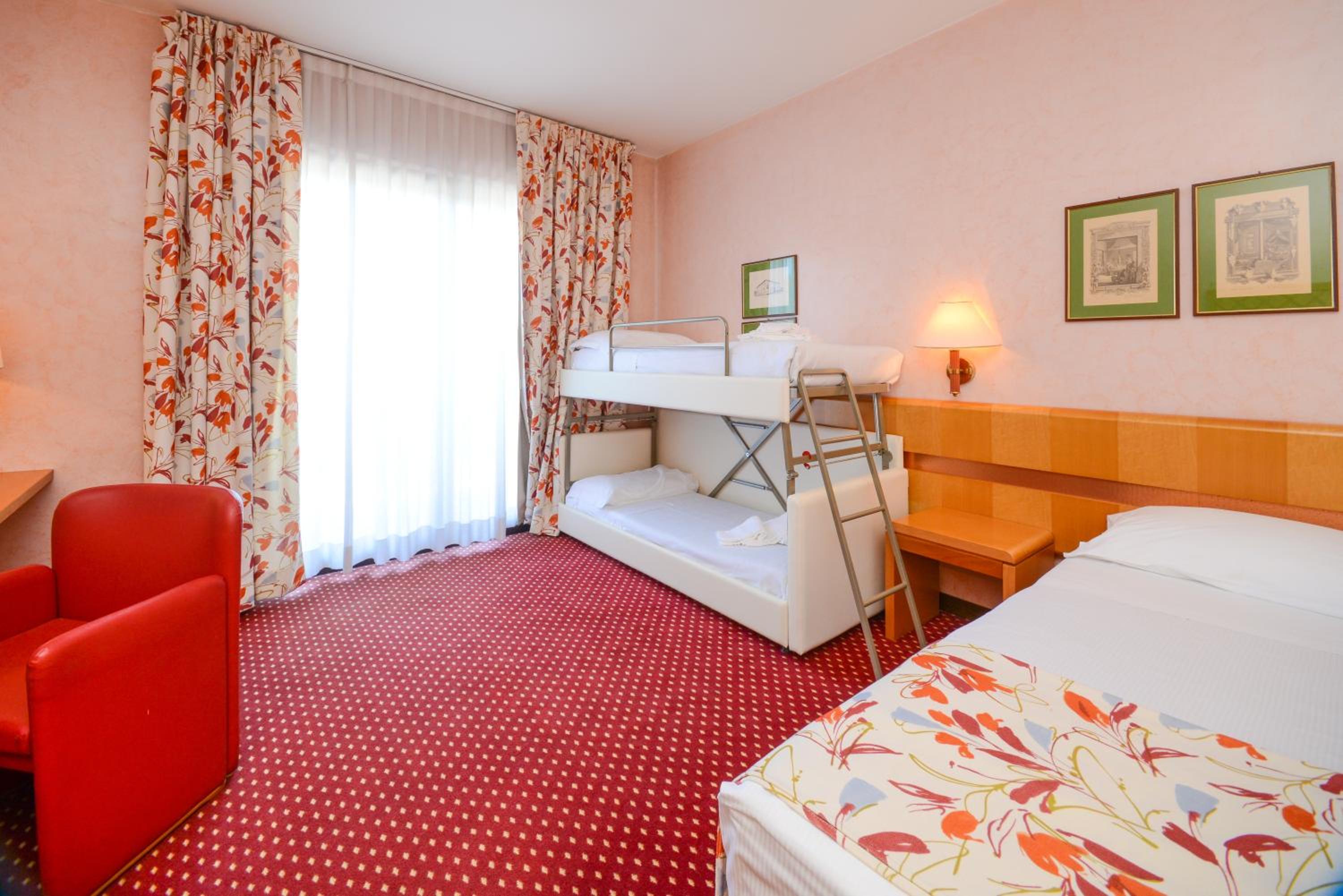 Quadruple Room - Photo 1