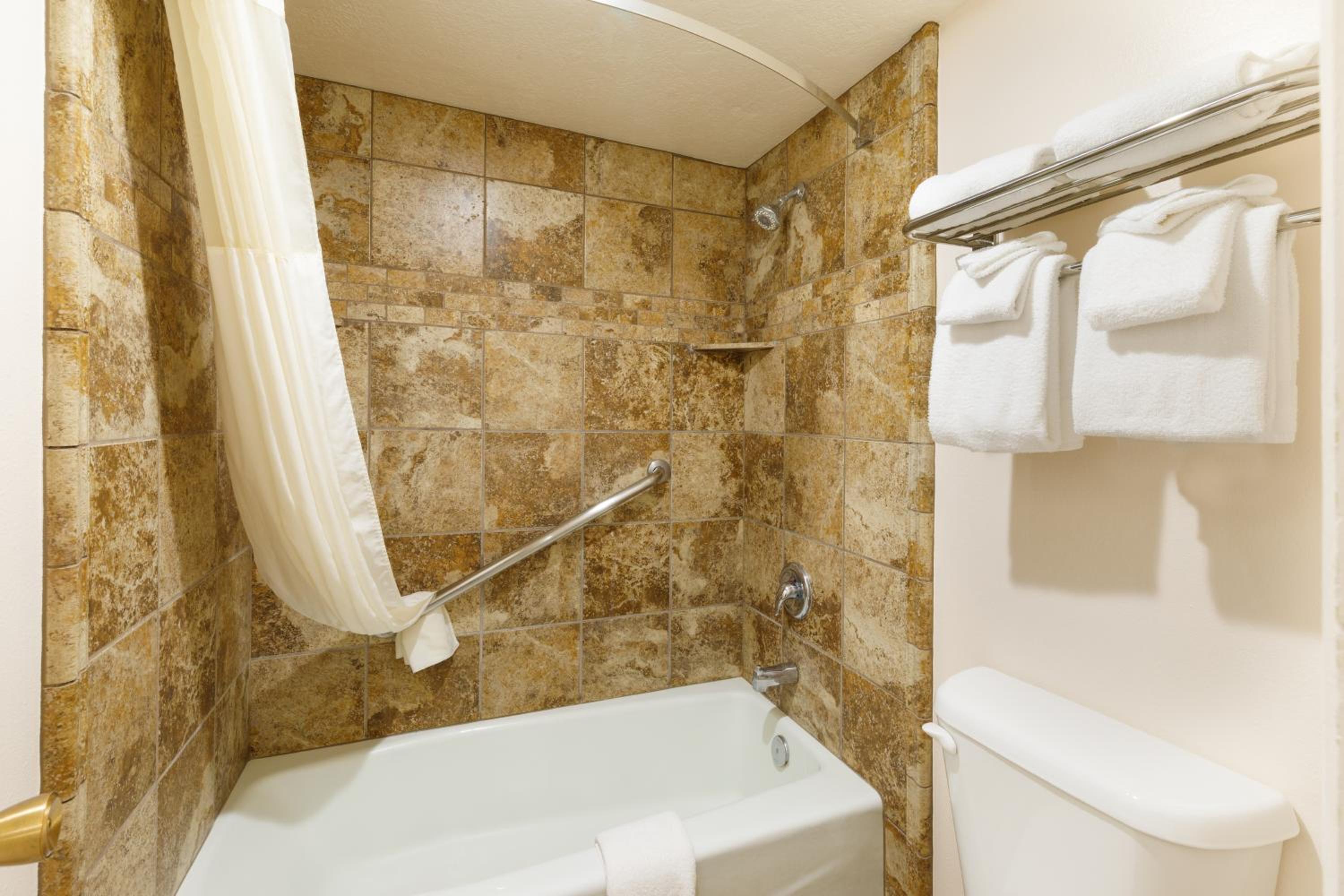 Standard Queen Room - Photo 8