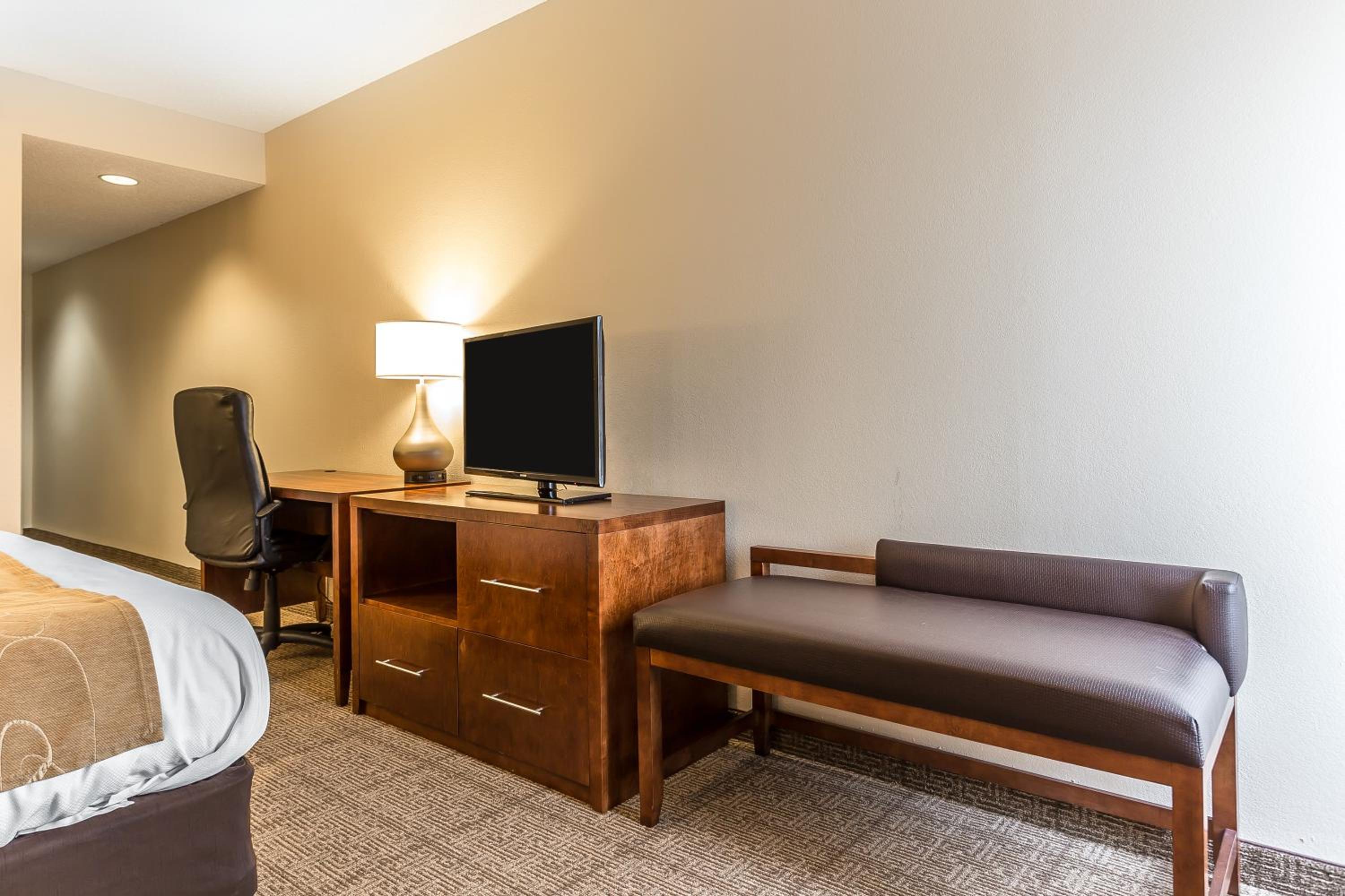 Standard King Room - Non-Smoking  - Photo 1