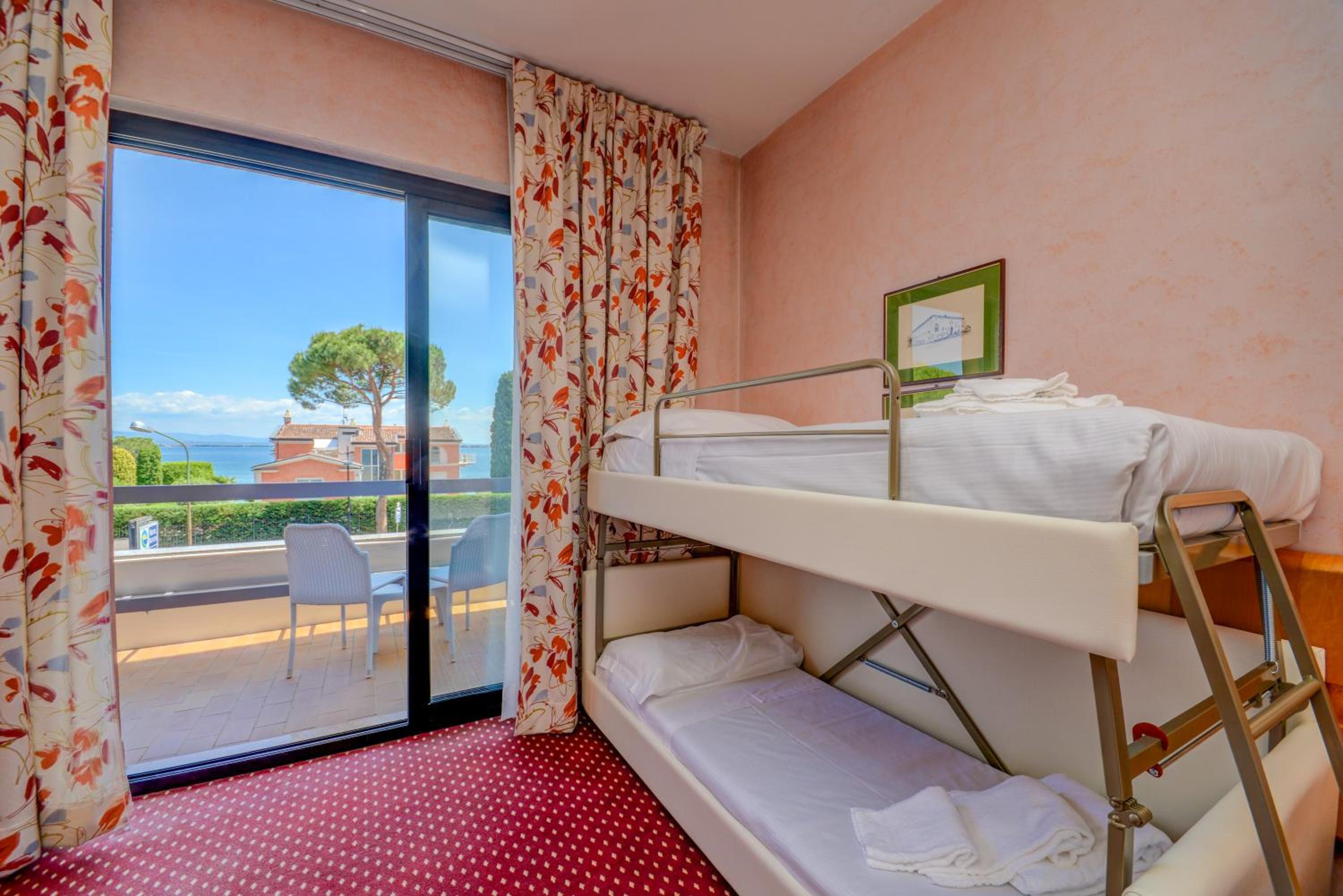 Quadruple Room with Lake View - Photo 3
