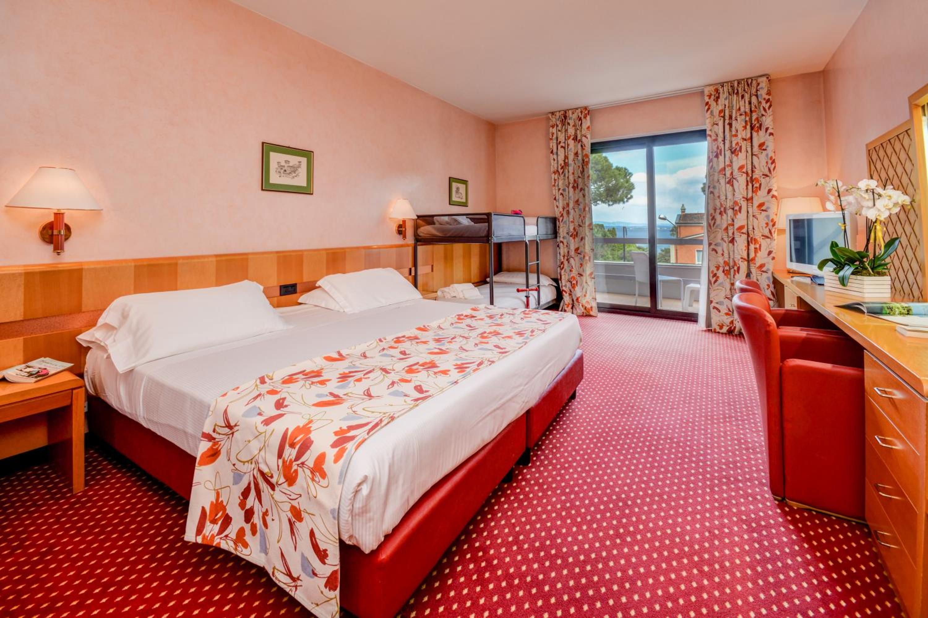 Quadruple Room with Lake View - Photo 8
