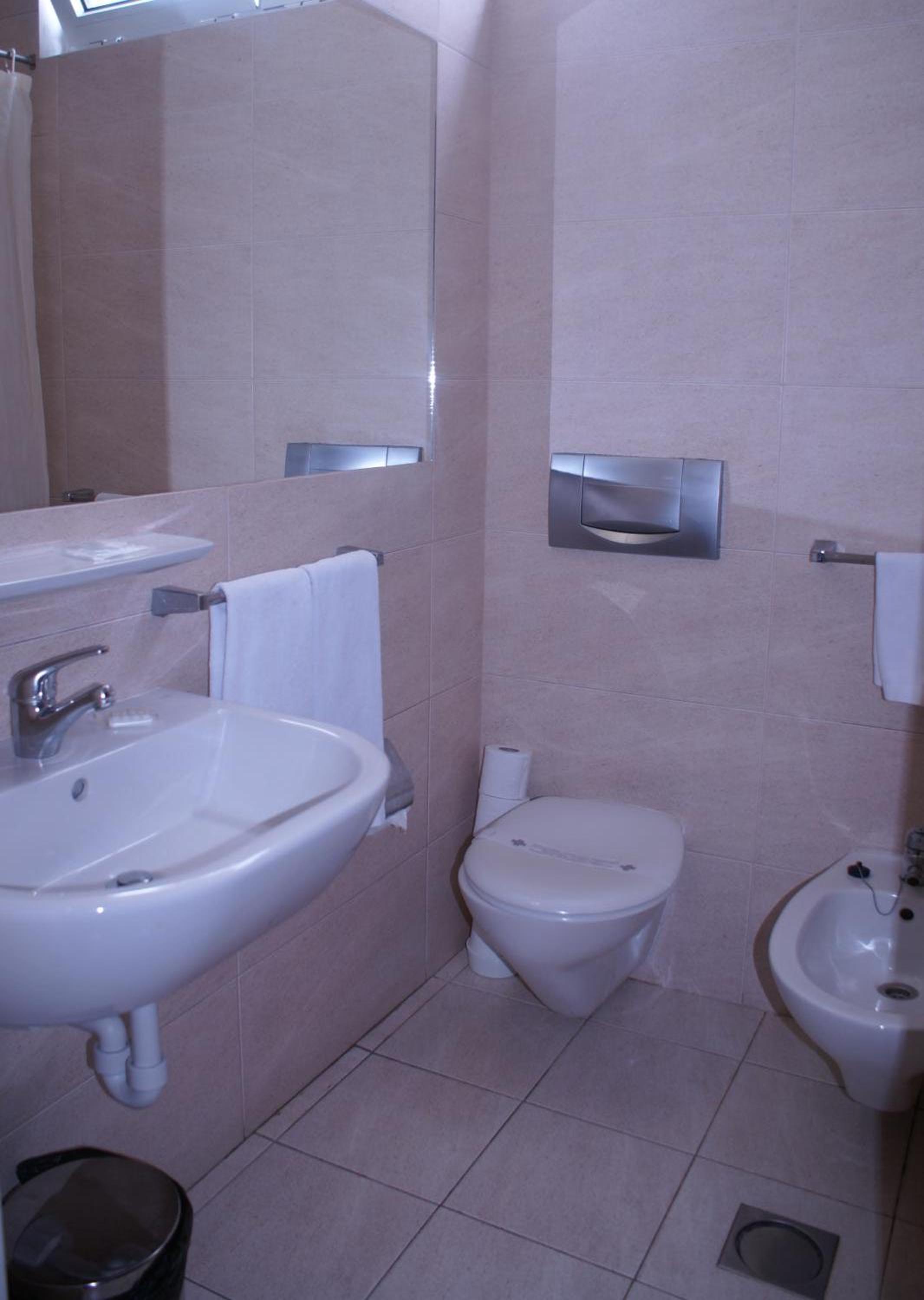 Double Room with Balcony - Photo 3