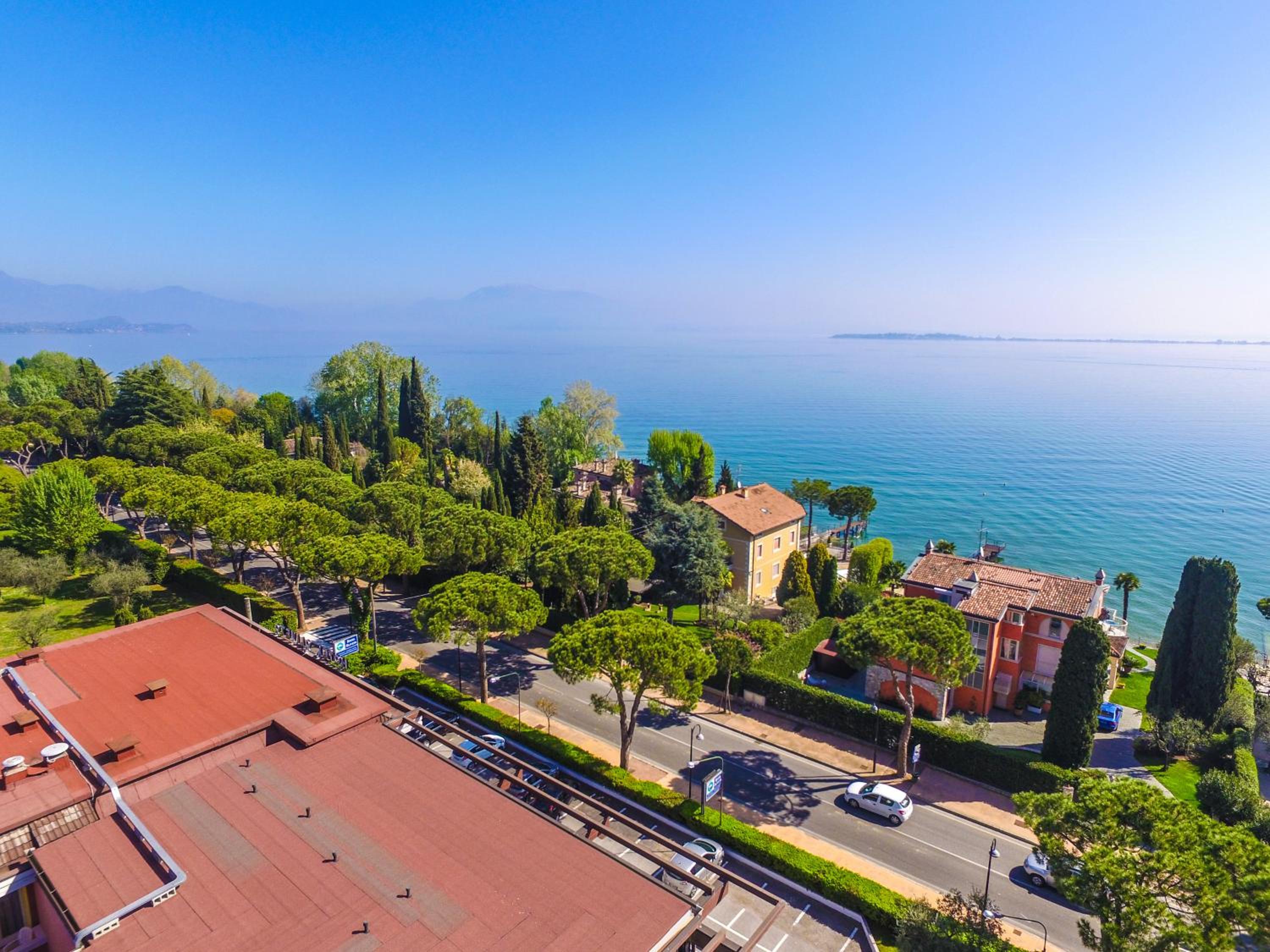 Quadruple Room with Lake View - Photo 4