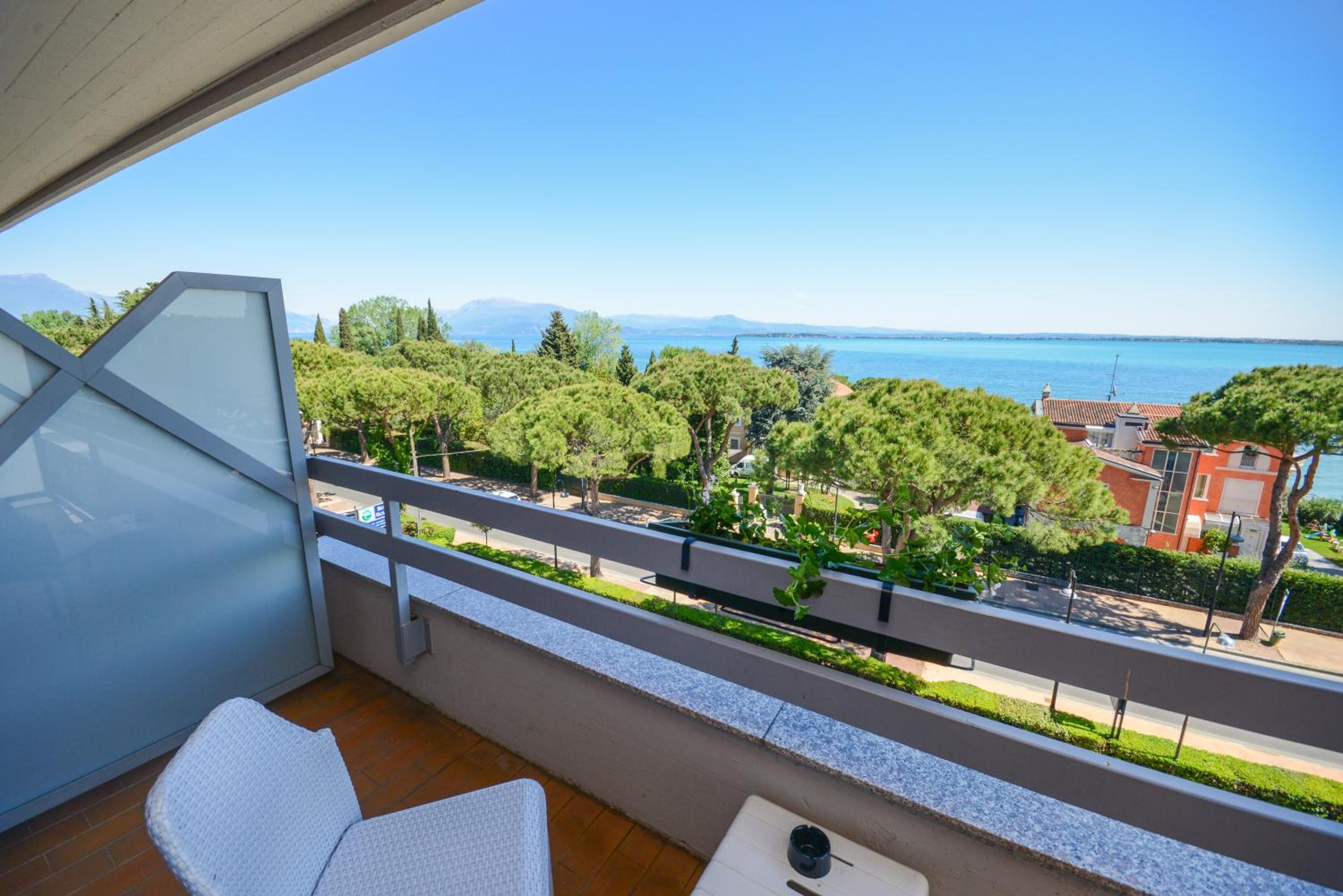 Triple Room with Lake View - Photo 6