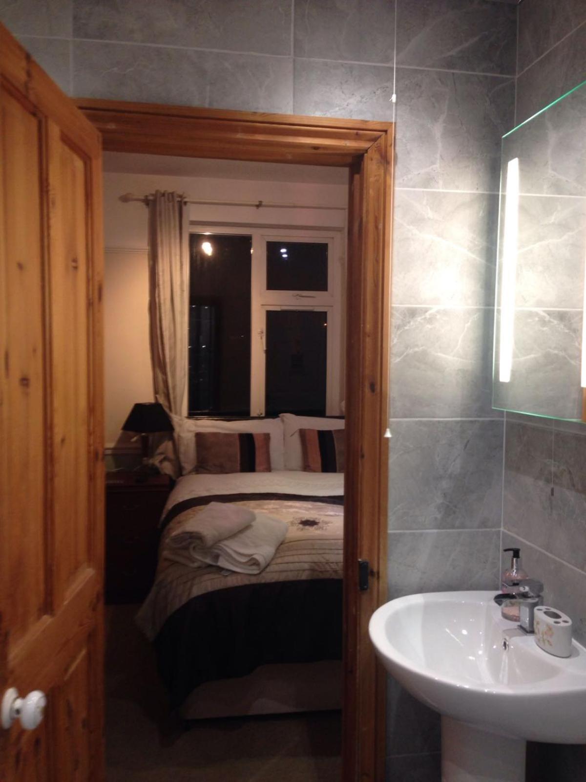Double Room with Private Bathroom - Photo 18