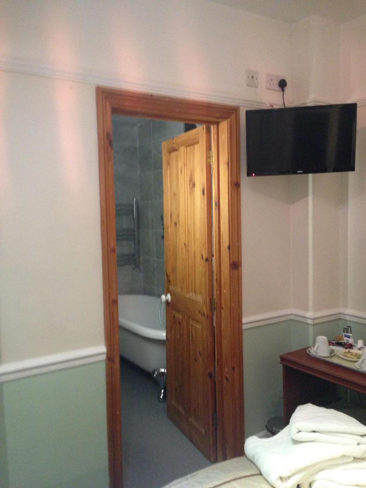 Double Room with Private Bathroom - Photo 19