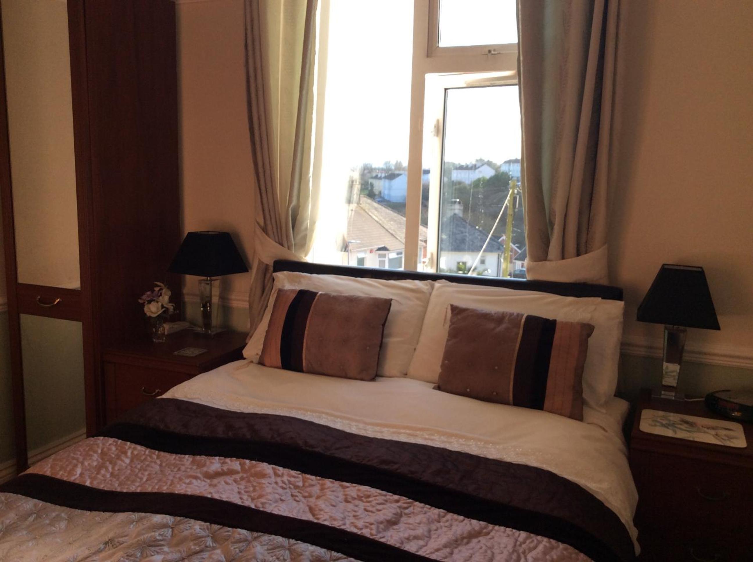 Double Room with Private Bathroom - Photo 25