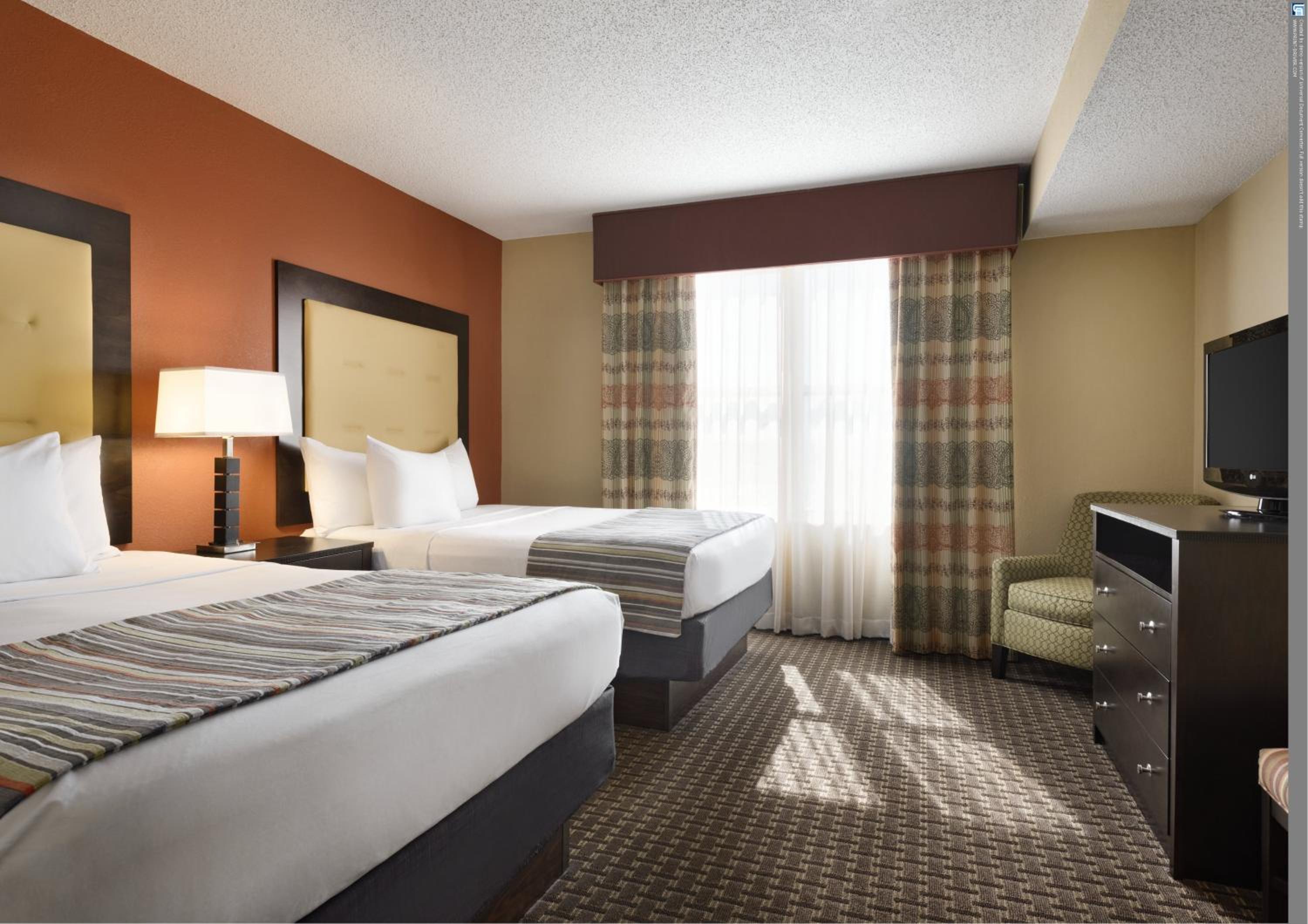 Queen Room With Two Queen Beds - Photo 3