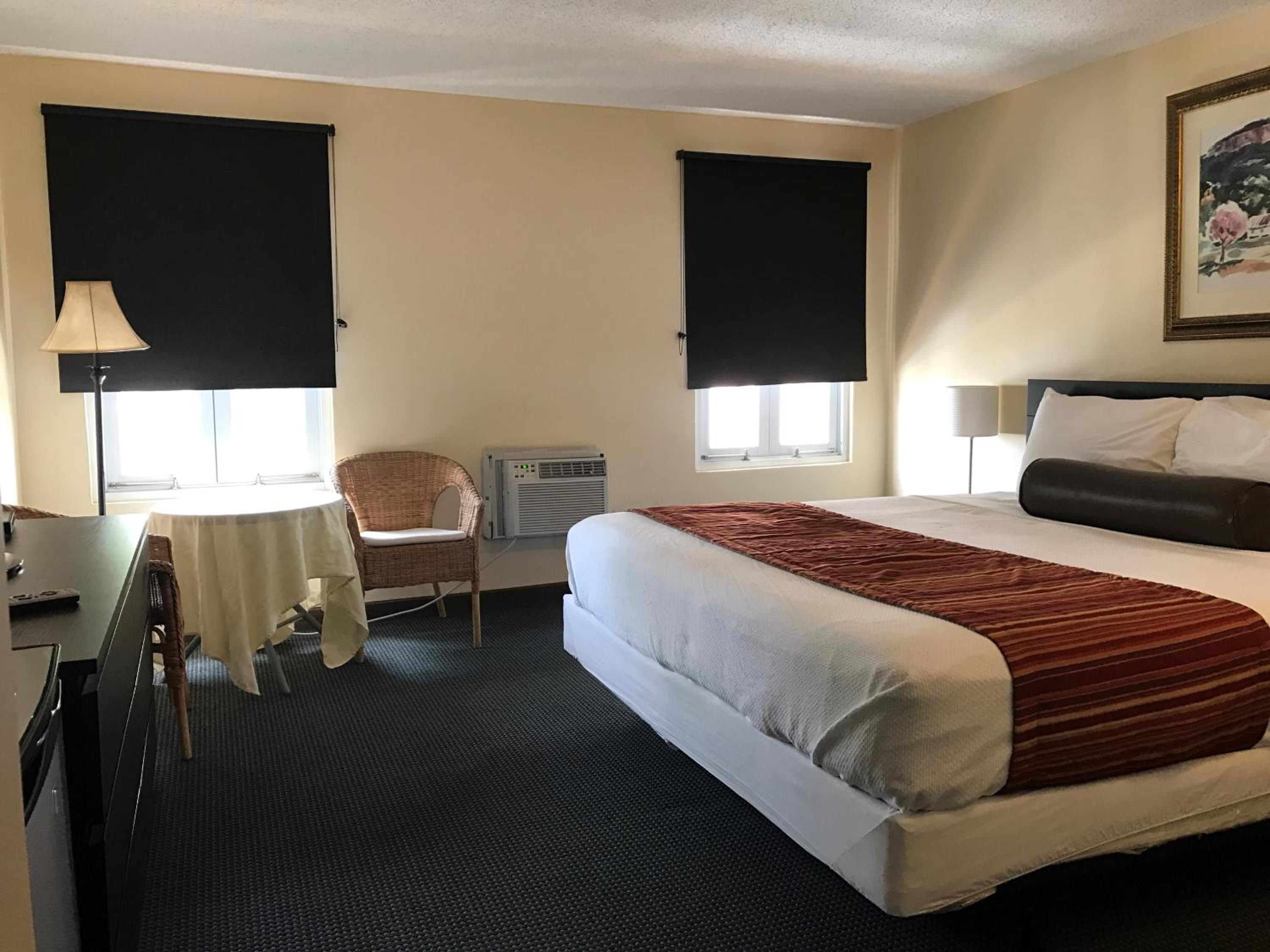 Standard King Room - Photo 6