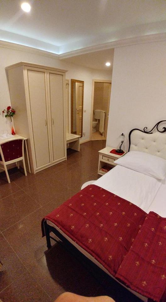 Double Room with Spa Bath - Photo 1