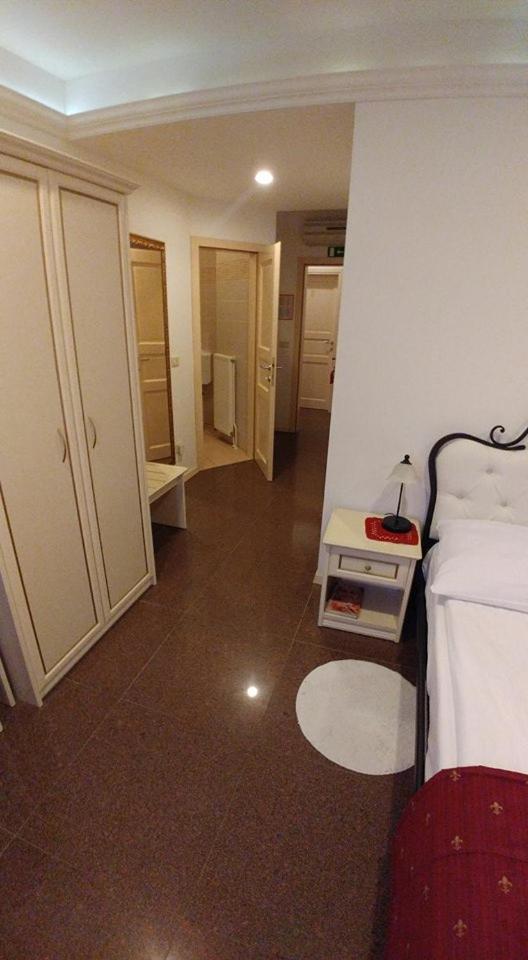 Double Room with Spa Bath - Photo 15