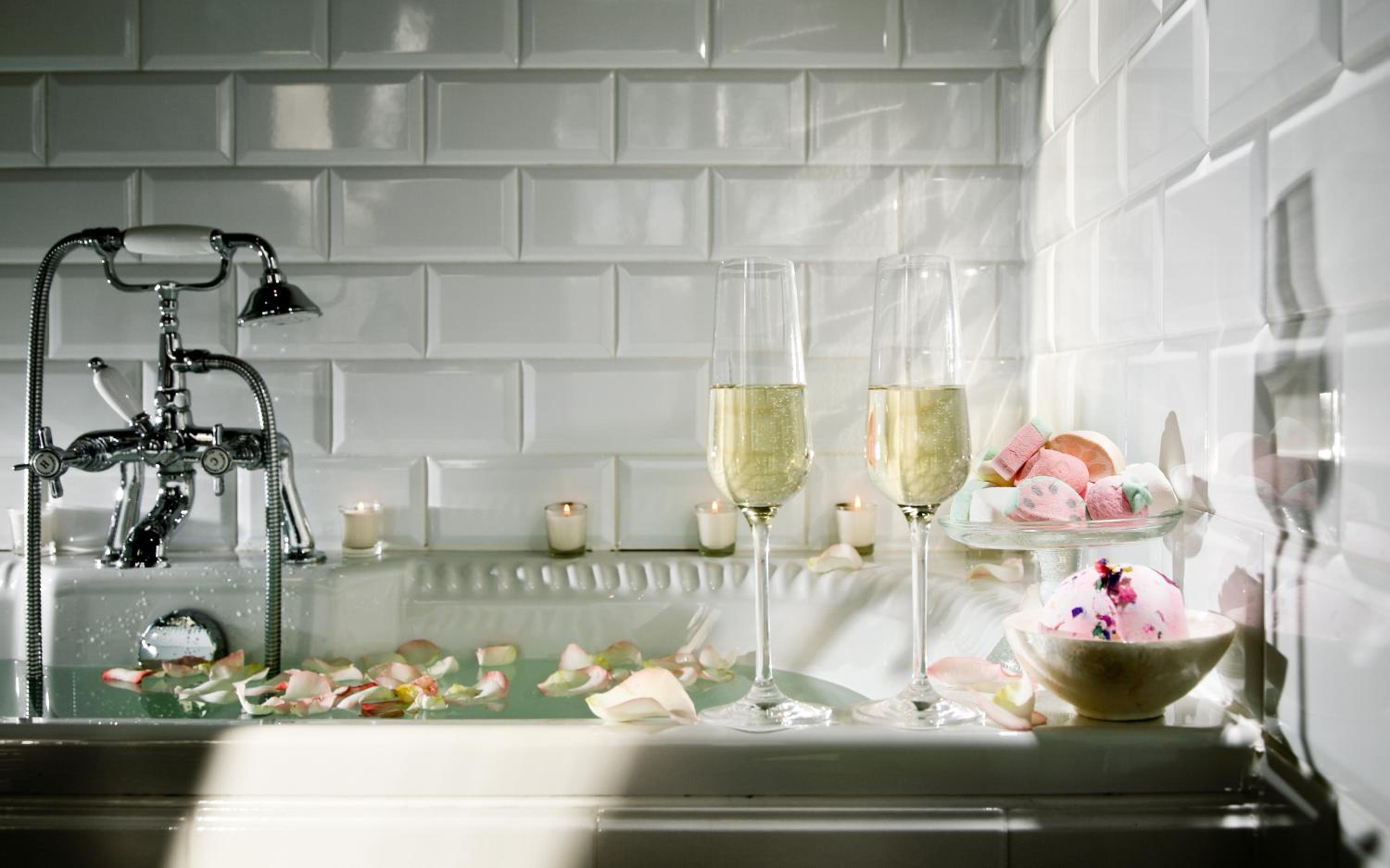 Luxury Suite - Photo 9
