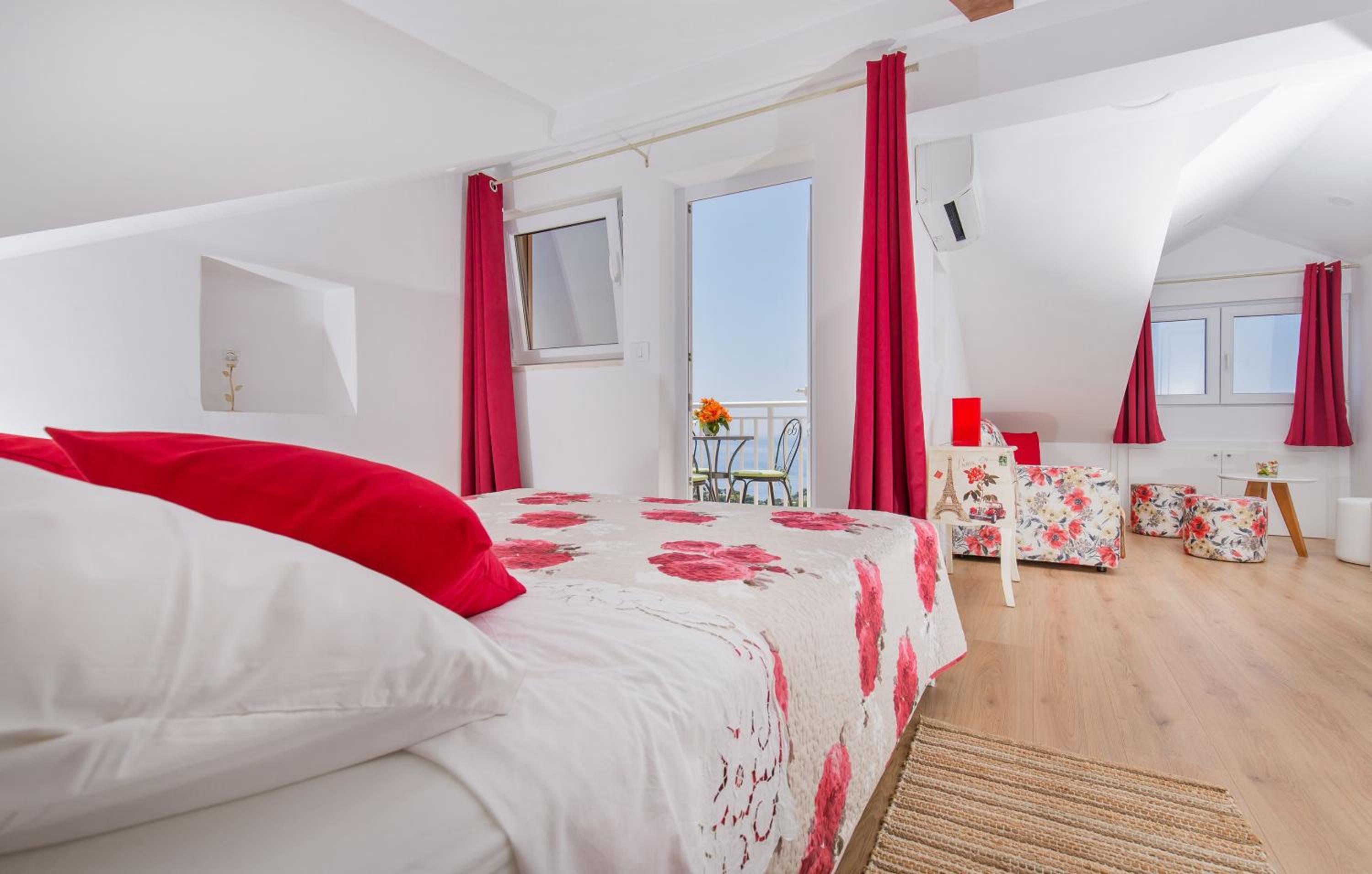 Double Room with Private External Bathroom with Balcony and Sea View  photo 1