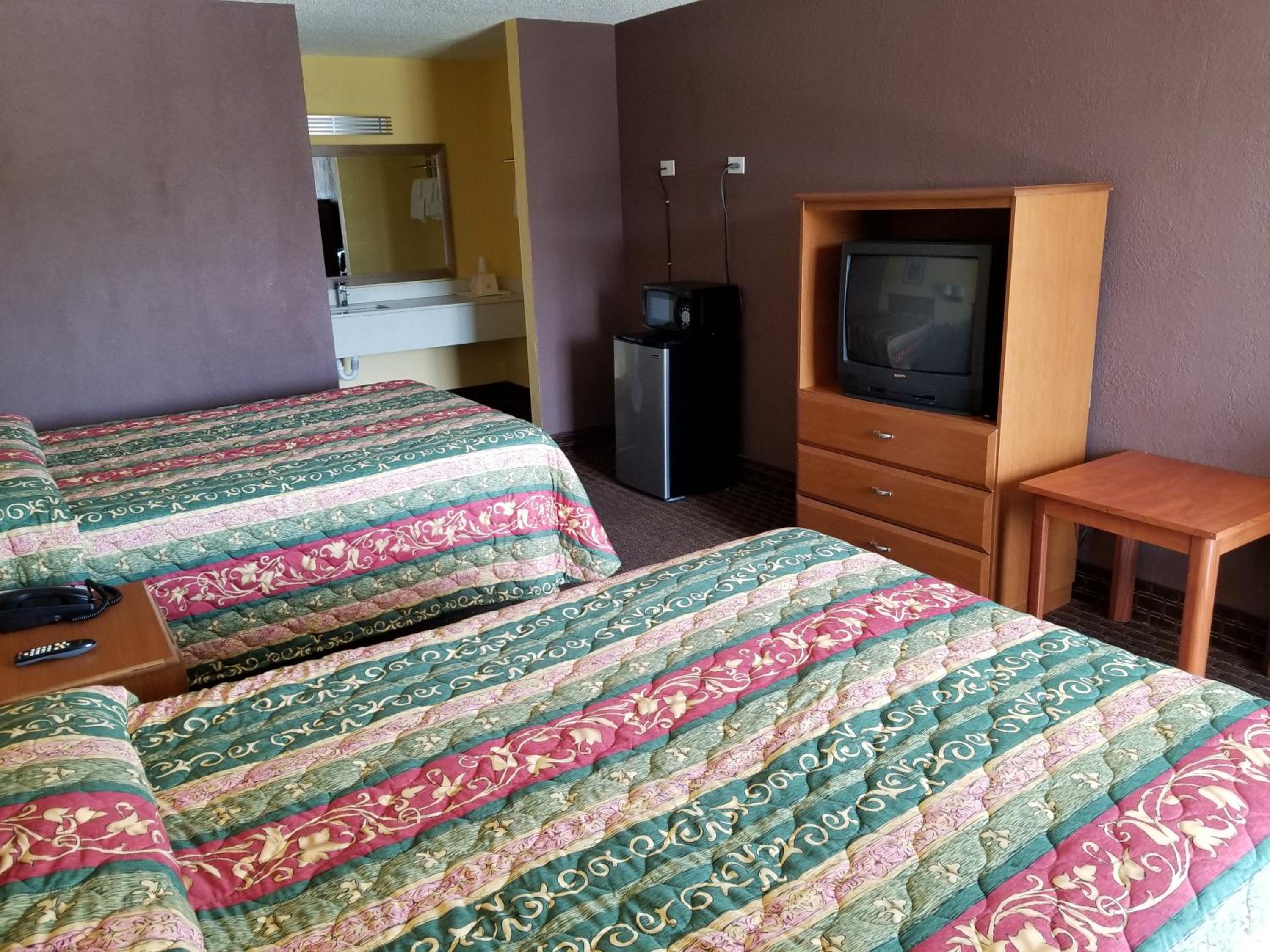 Standard Room with Two Double Beds- Smoking photo 3
