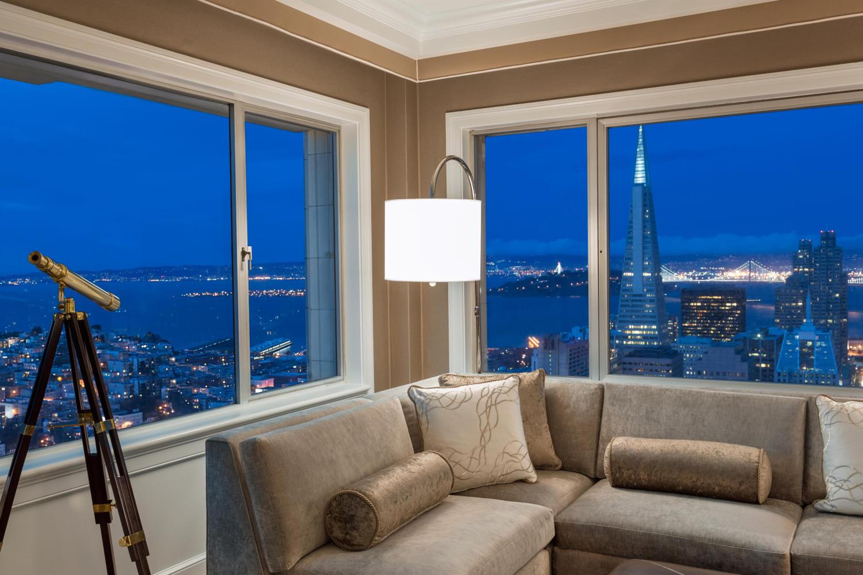 Signature Golden Gate King Suite with Sofa Bed