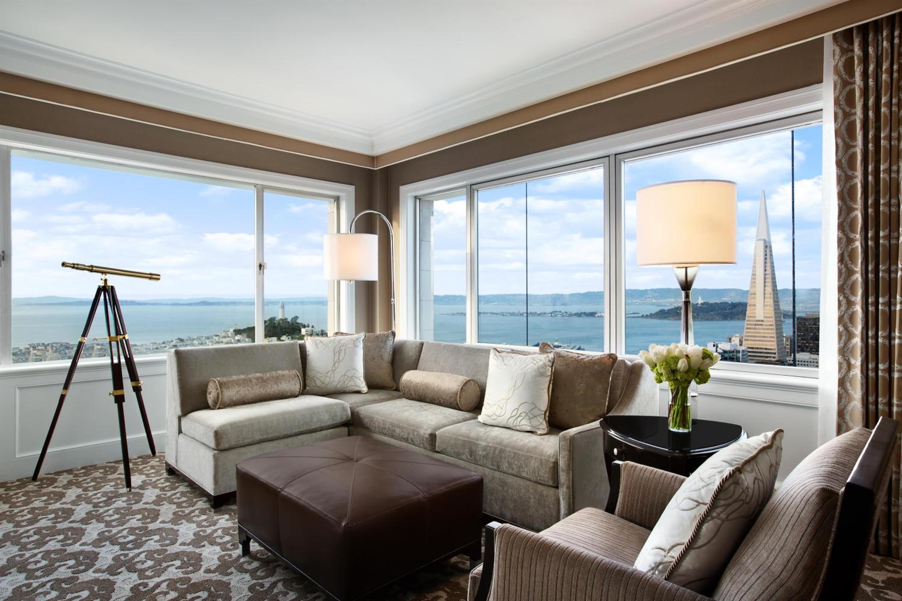 Signature Golden Gate King Suite with Sofa Bed