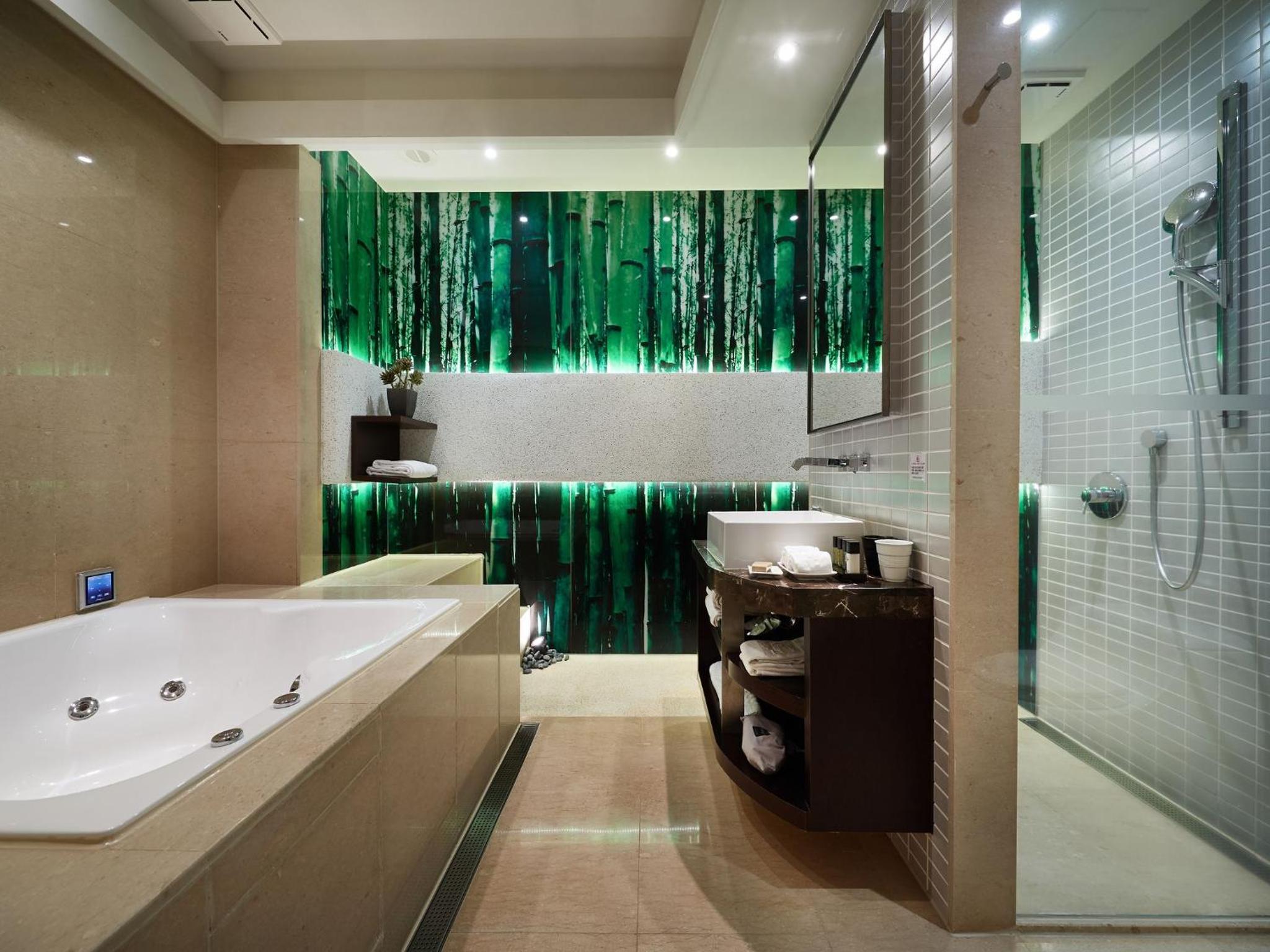 Majesty Suite without Window photo 3