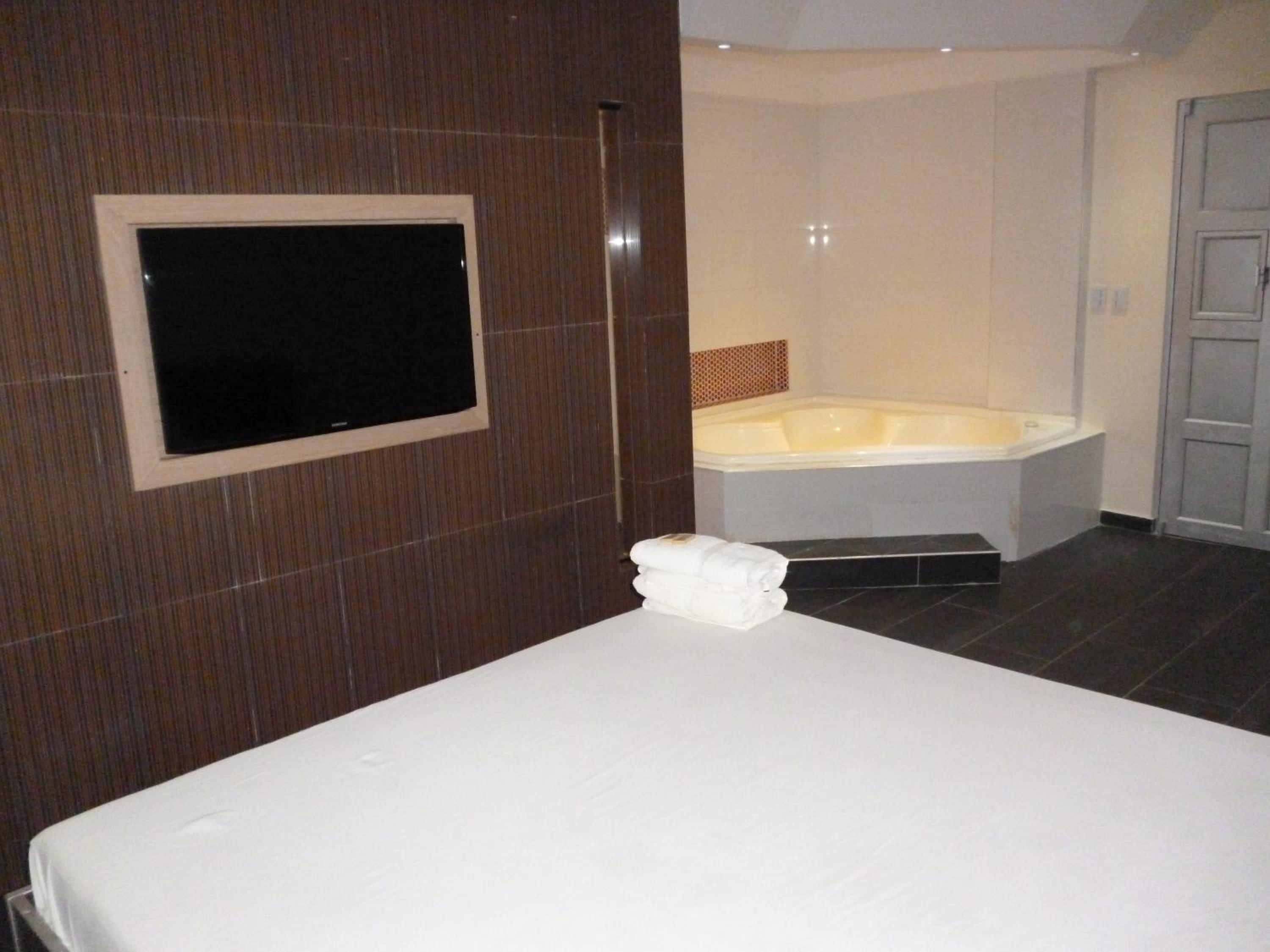 Deluxe Suite with Spa Bath