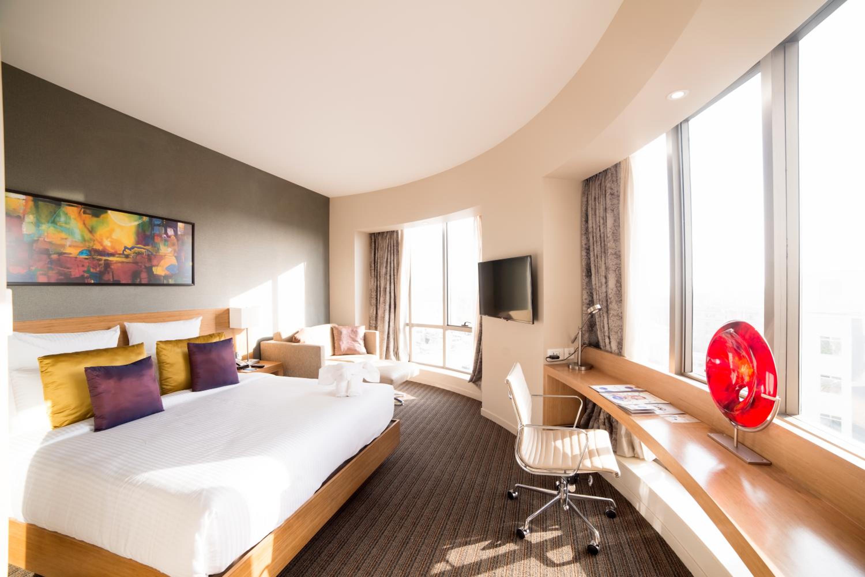 Executive Room | Unlimited IMFL at the Premium Lounge from 6–8 pm, one-way airport transfer, and 20% discounts on F&B, Laundry, Spa, and Transport photo 2