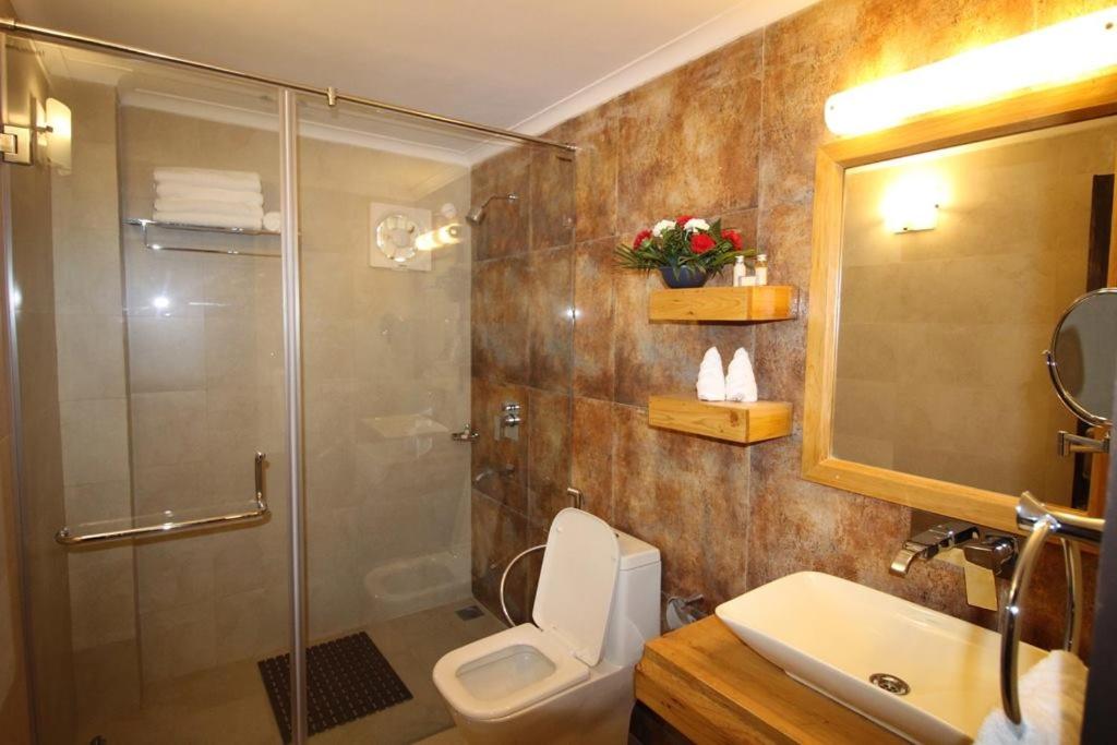Luxury Room with Balcony - Photo 4