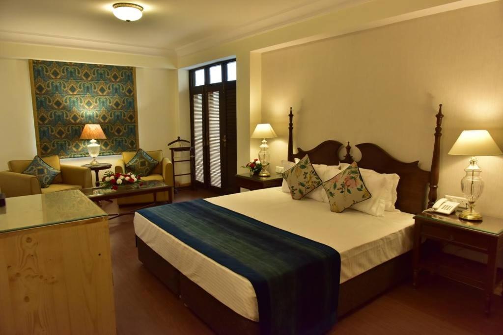 Luxury Room with Balcony - Photo 8