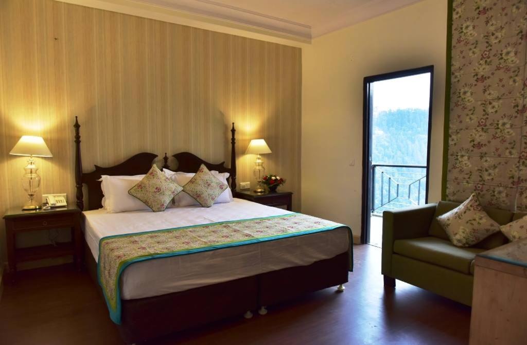 Luxury Room with Balcony - Photo 9