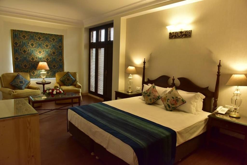 Luxury Room with Balcony - Photo 12